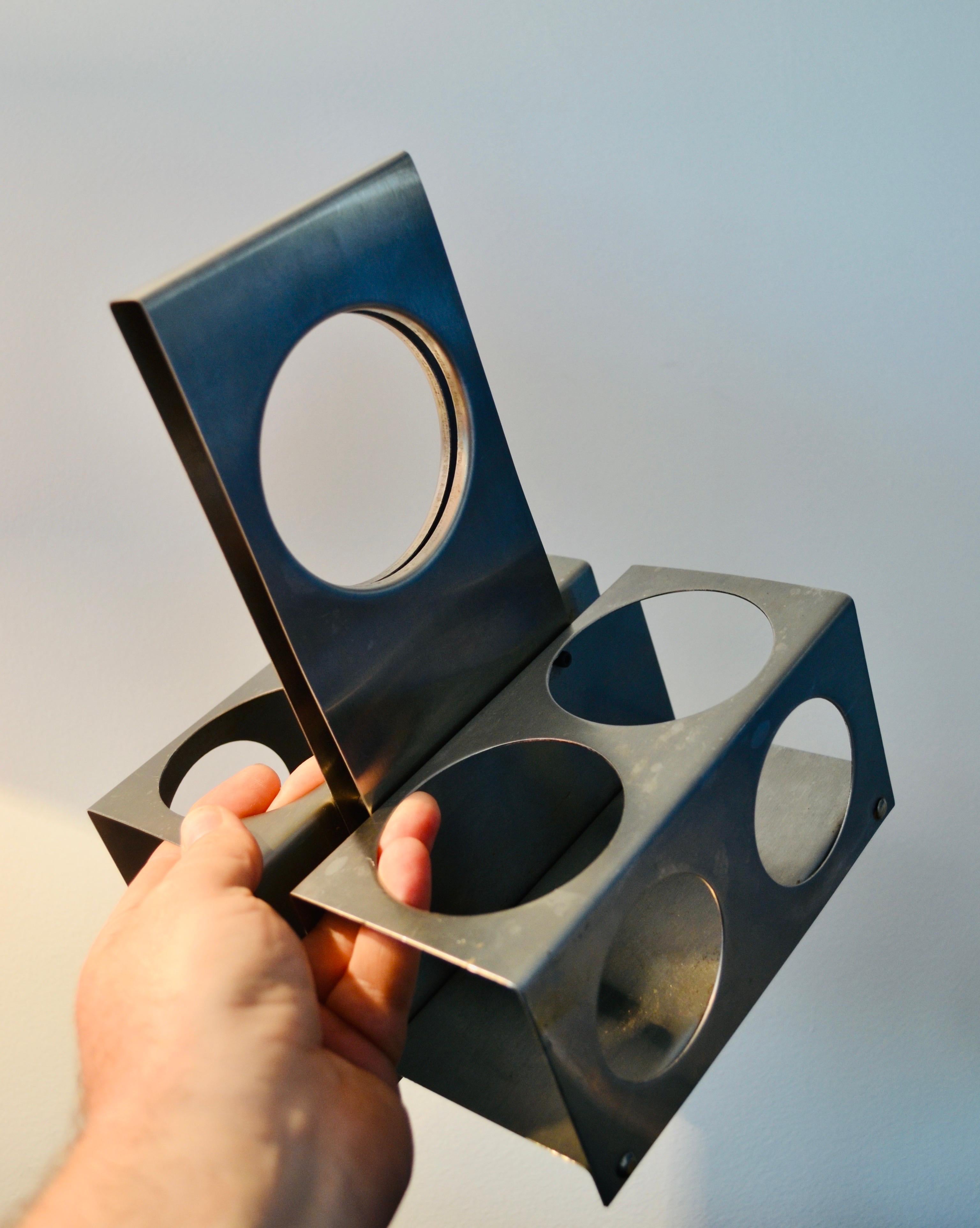 A brushed steel wine rack  - François Monnet - France - 1970s In Good Condition For Sale In SOTTEVILLE-LÈS-ROUEN, FR