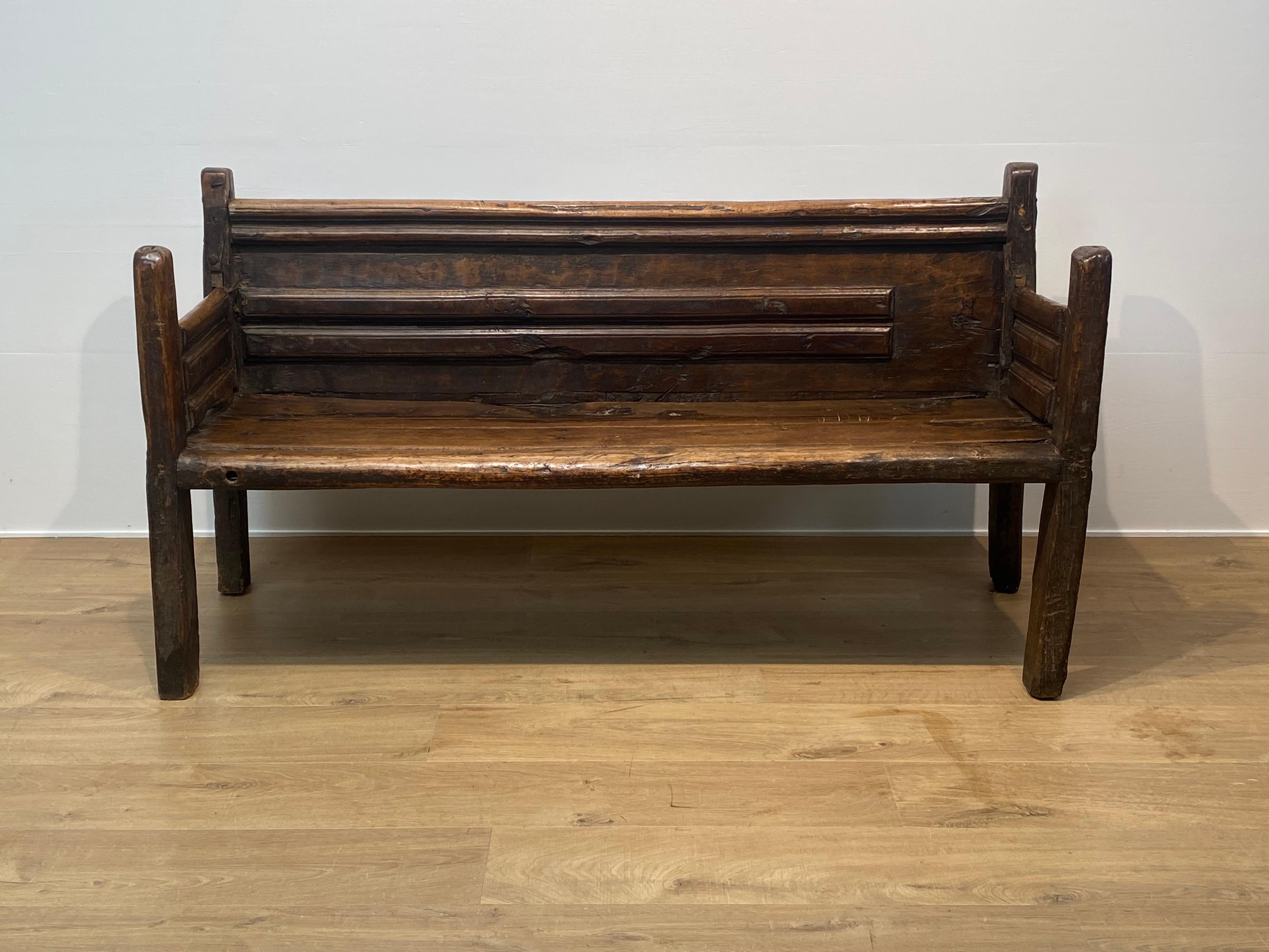 Un'antica panca catalana brutalista della fine del XVIII secolo,
La splendida patina e la lucentezza del Wood Wood patinato,
un design molto semplice ma allo stesso tempo forte,
una seduta confortevole e una panca ideale da rivestire con cuscini,
da