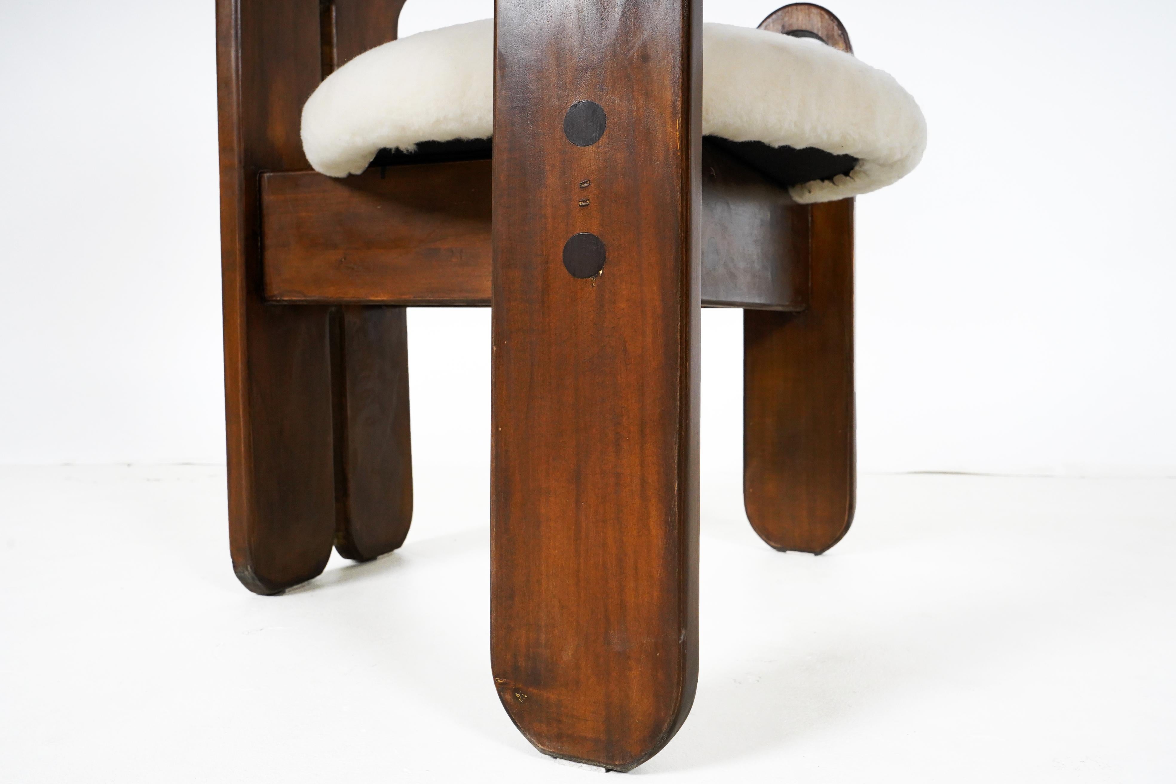 Diese brutalistischen Sessel aus den 1970er Jahren stammen aus Budapest, Ungarn. In den 1960er und 1970er Jahren wurden ungarische Möbelhersteller gebeten, einfache, moderne Designs zu entwerfen, die in Massenproduktion hergestellt werden konnten.