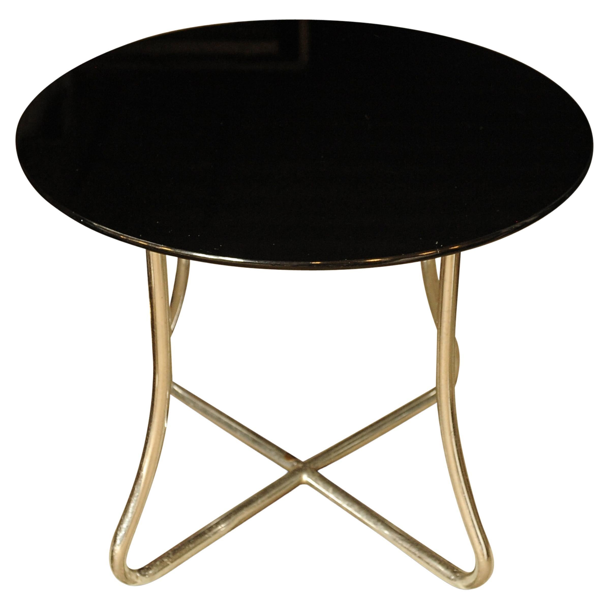 Un Brutalista  Tavolino rotondo smaltato nero Art Deco con struttura in acciaio curvato