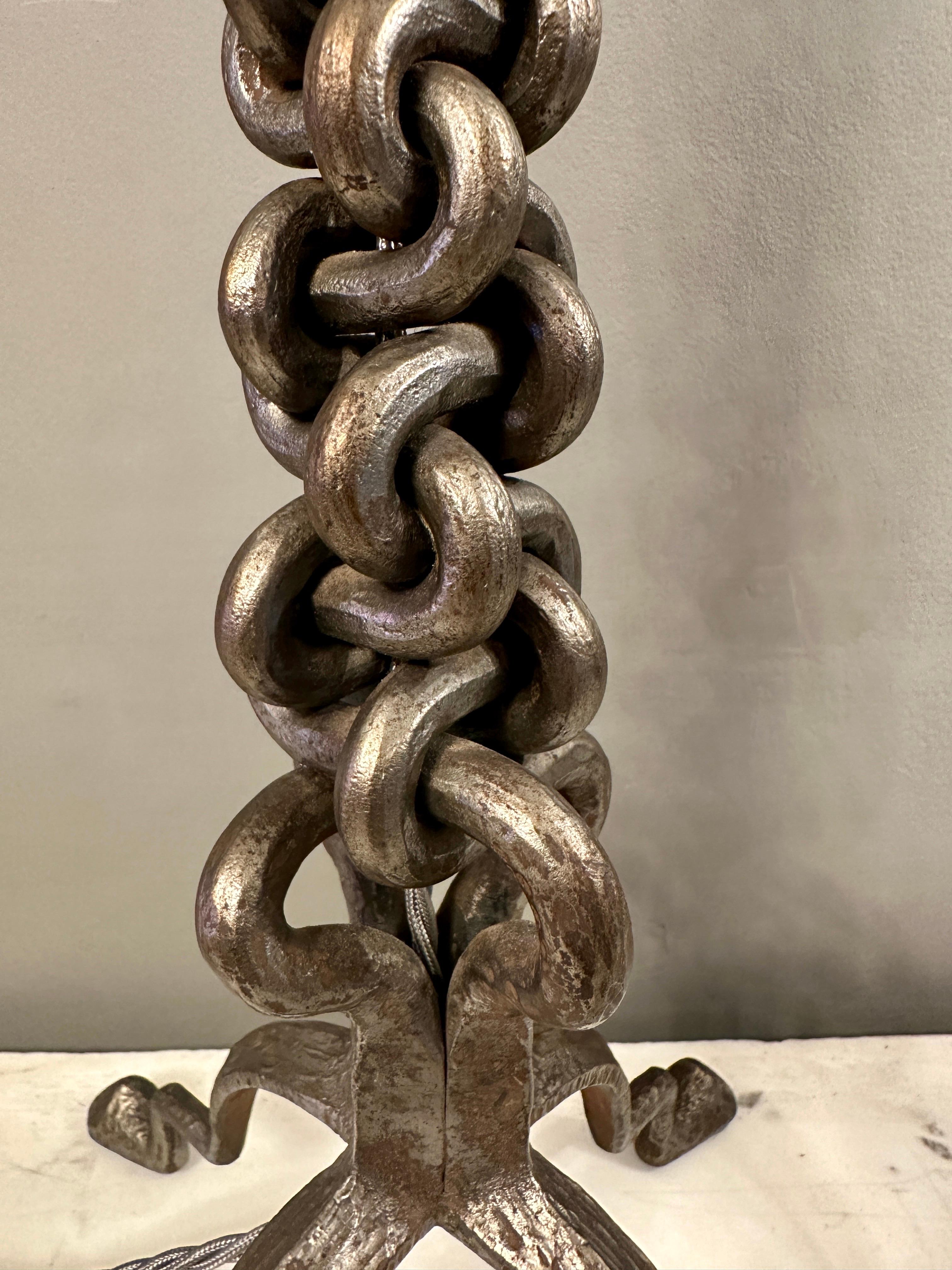 A Brutalist Chain Link Wrought Iron Table Lamp In Good Condition For Sale In London, GB