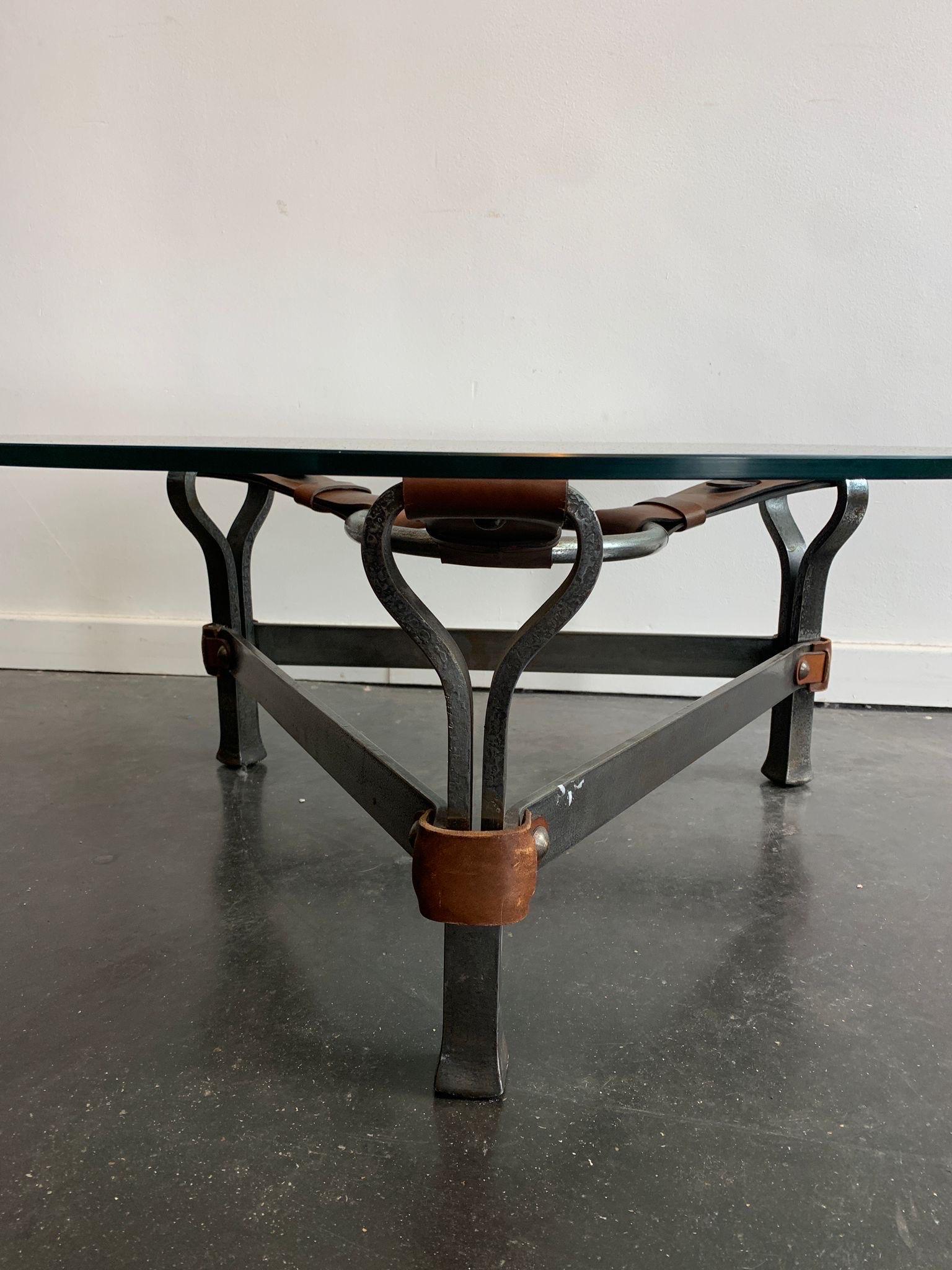 Modern A brutalist coffee table in iron and leather For Sale