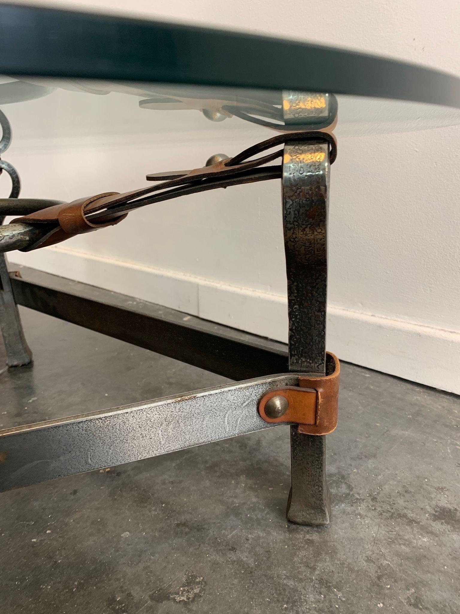 A brutalist coffee table in iron and leather In Good Condition For Sale In Saint-Ouen, FR