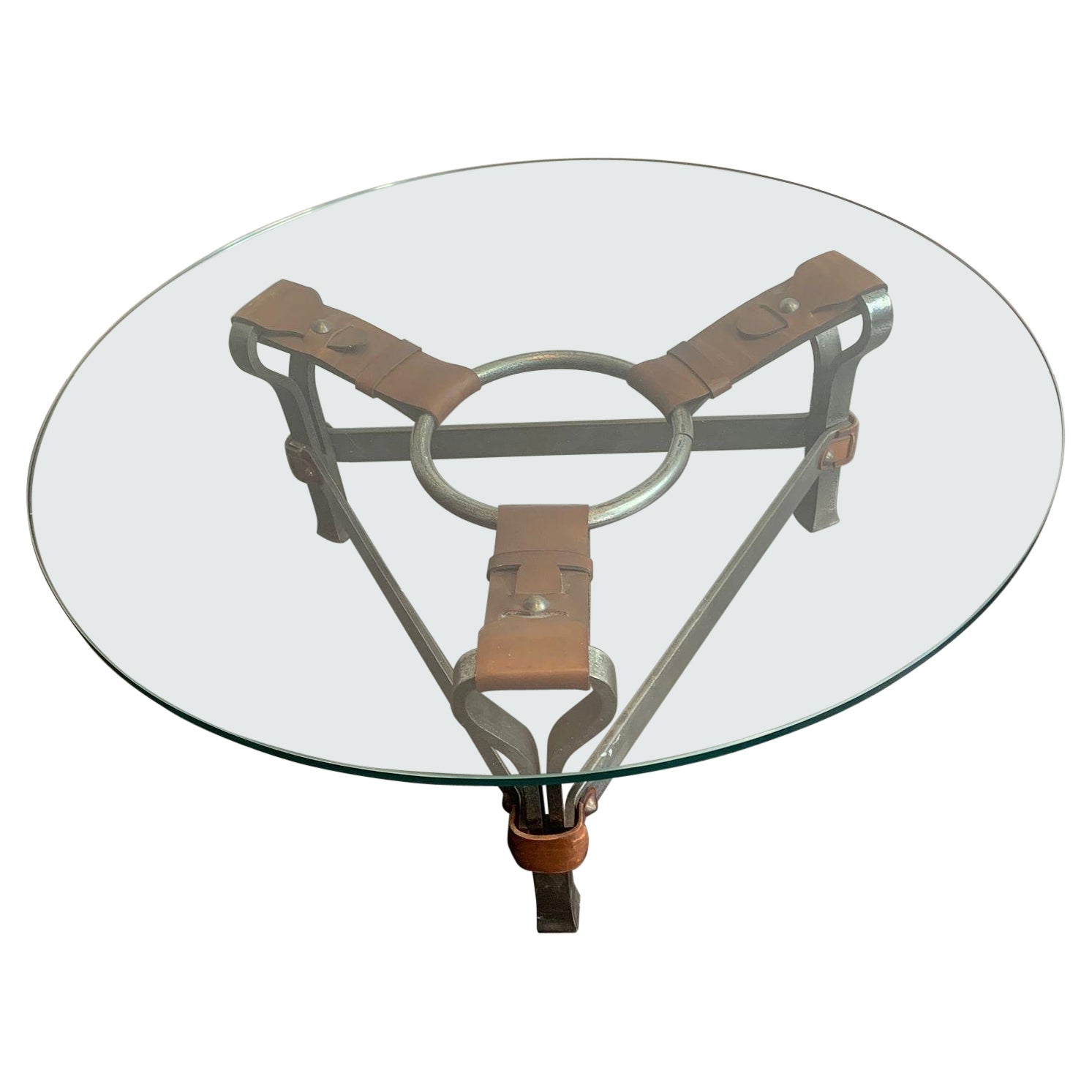 A brutalist coffee table in iron and leather For Sale