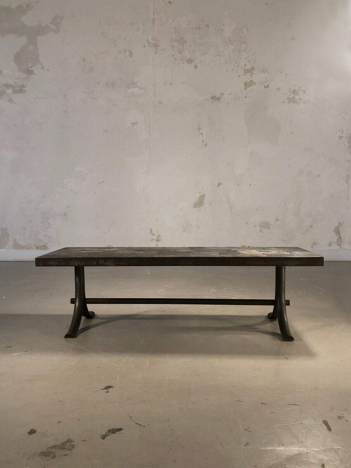 A BRUTALIST RUSTIC-POST-MODERN SEVENTIES COFFEE TABLE, France 1960-1970 In Good Condition For Sale In PARIS, FR
