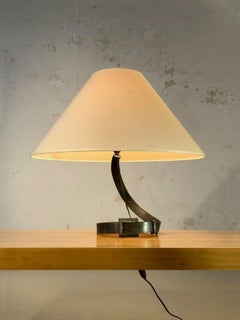 A BRUTALIST Iron Belt TABLE LAMP im Stil von Jacques ADNET, Frankreich 1950