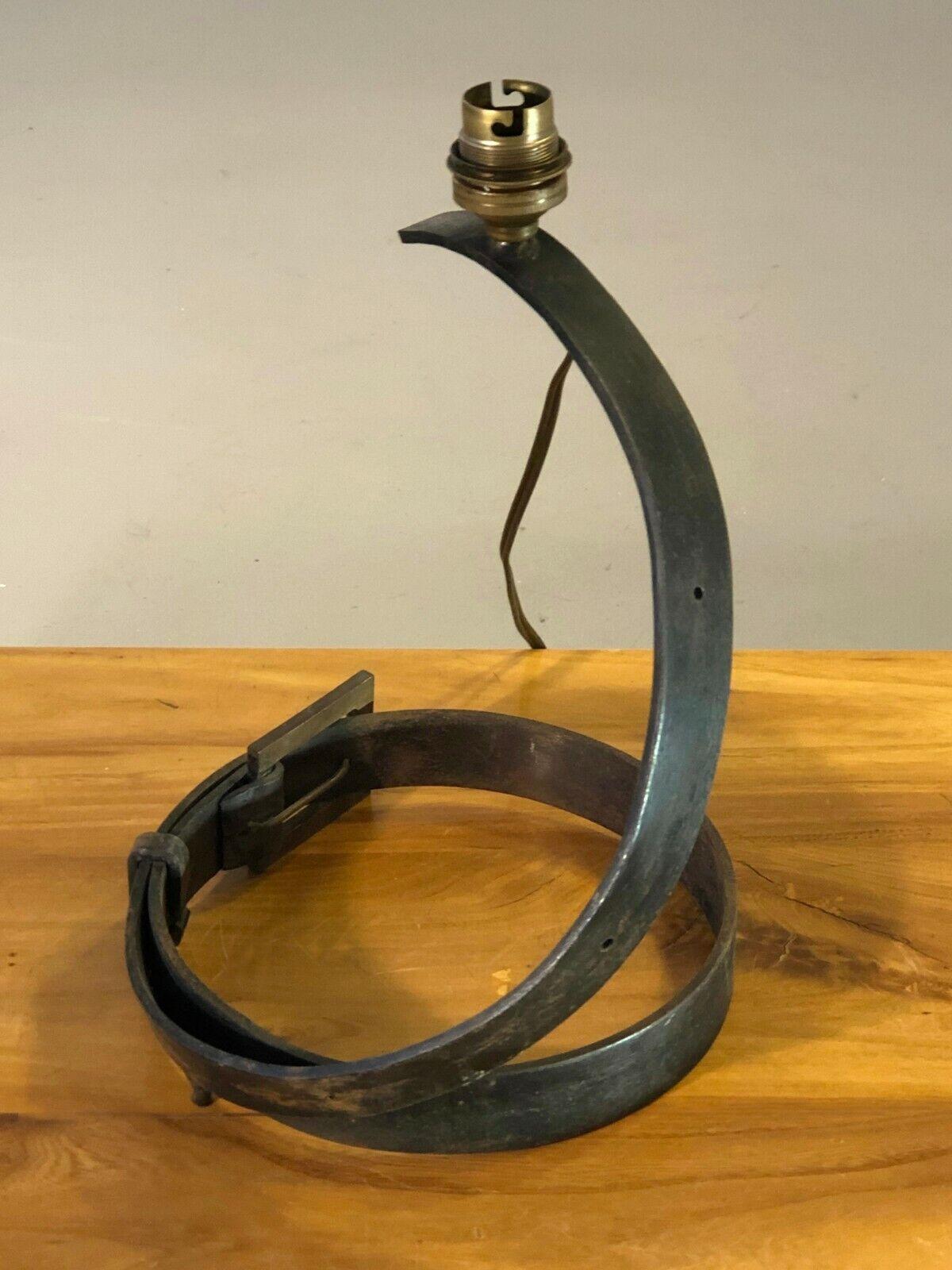 A BRUTALIST Iron Belt TABLE LAMP in the style of Jacques ADNET France 1950 In Excellent Condition For Sale In PARIS, FR