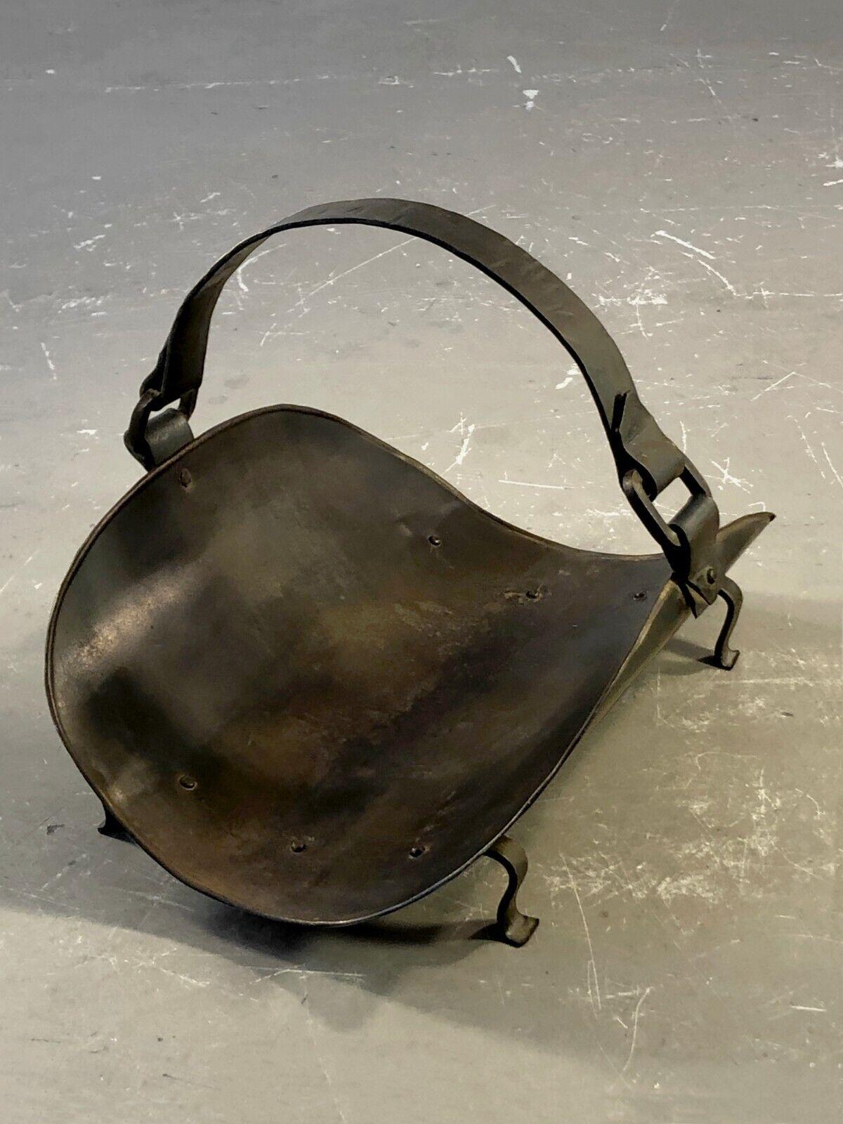 A BRUTALIST Iron Fire Place BASKET, JEAN TOURET & MAROLLES style, France 1960 In Good Condition For Sale In PARIS, FR