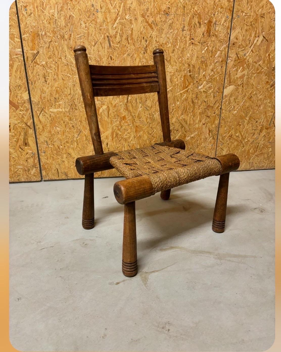 chaise basse en chêne et corde circa 1950