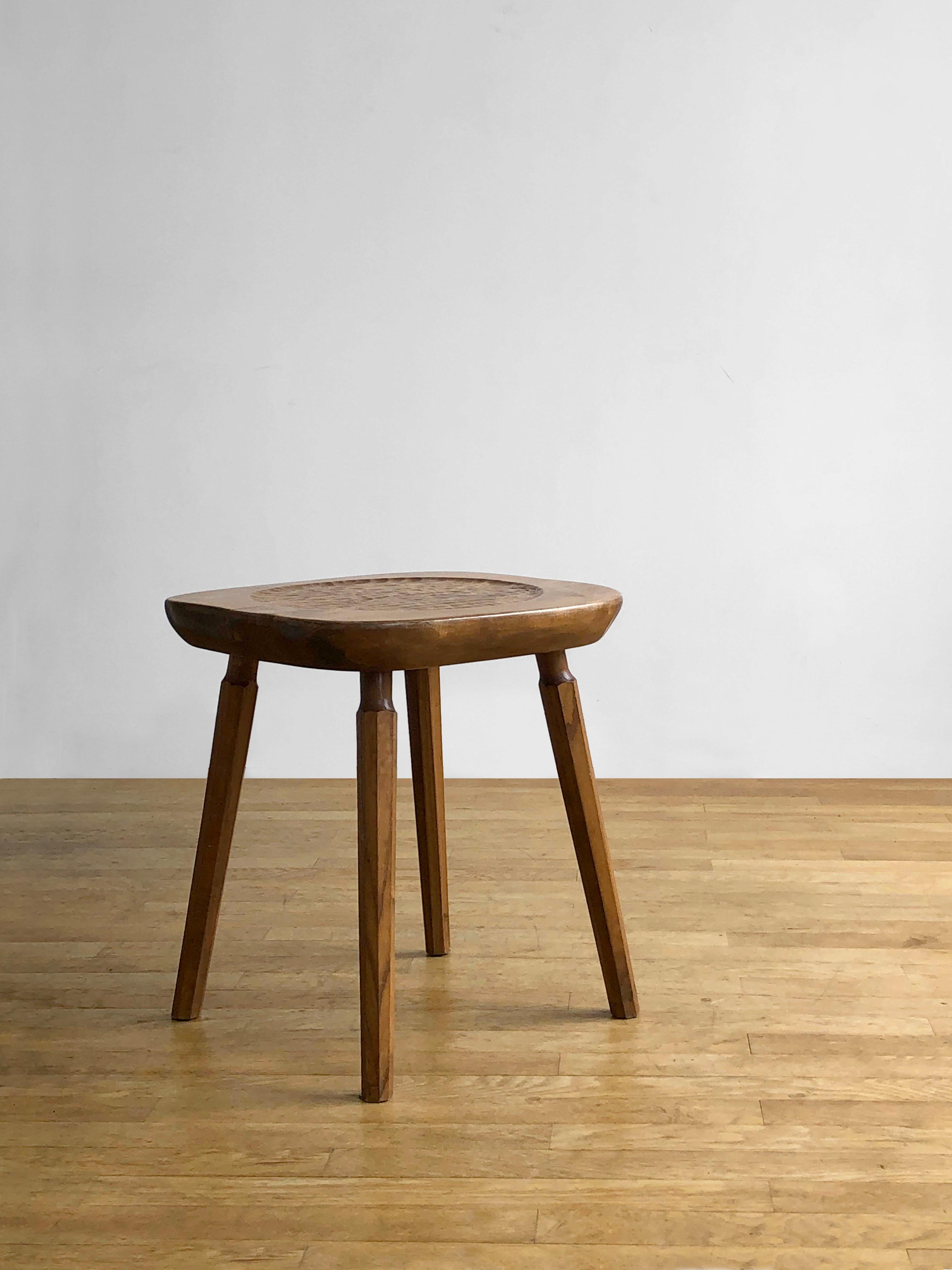 Ein prächtiger und skulpturaler großer Hocker oder kleiner Sockeltisch mit 4 Beinen, Modernist, Freie Form, Brutalist, Populärkunst, in Massivholz, Tablett/Sitz mit hohlem Relief, das mit einem Hohlmeißel geschnitten wurde, im Geiste von Jean Touret