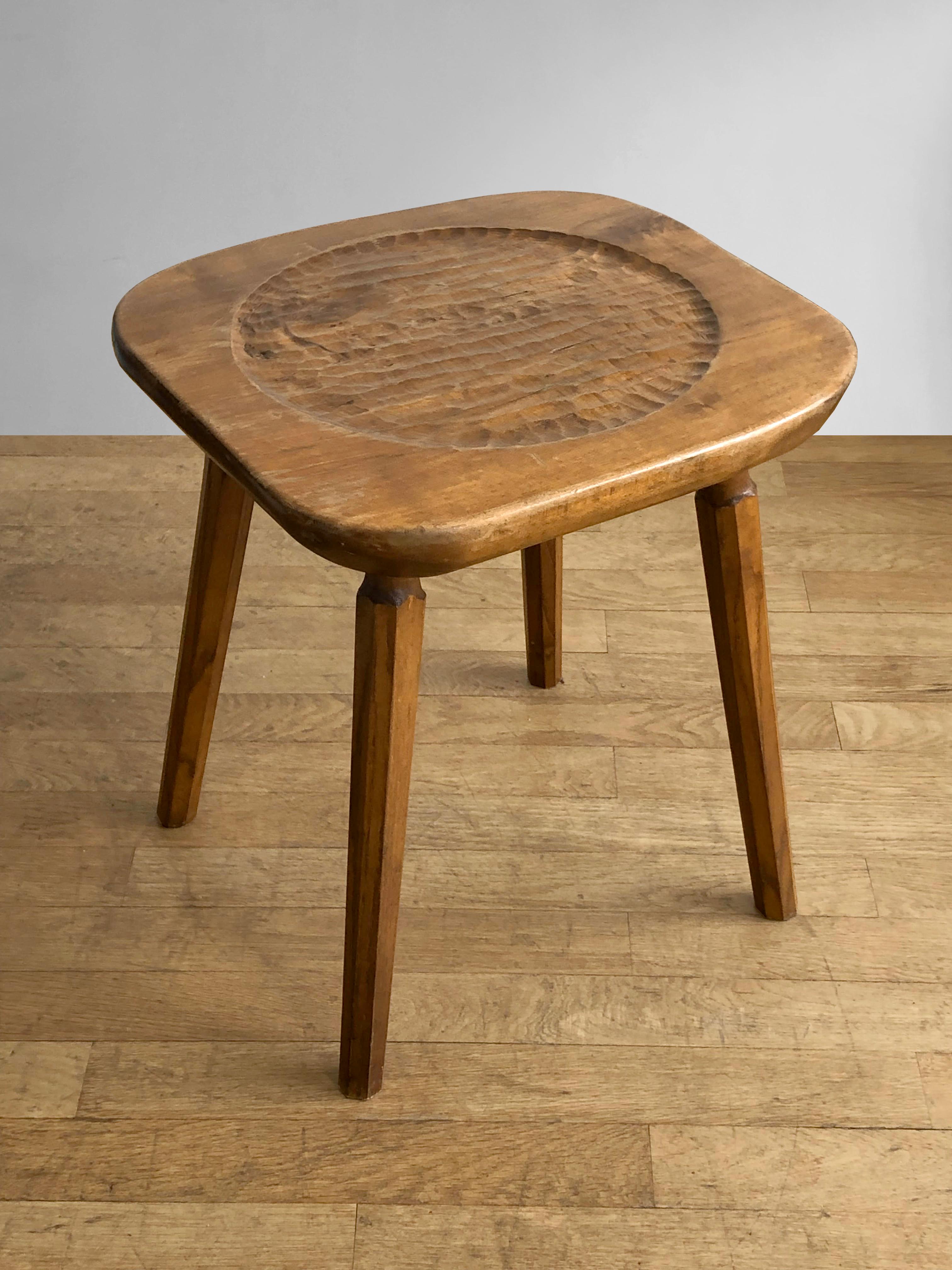 A BRUTALIST MID-CENTURY-MODERN RUSTIC STOOL/TABLE MAROLLES Style, Frankreich 1950 (Moderne der Mitte des Jahrhunderts) im Angebot