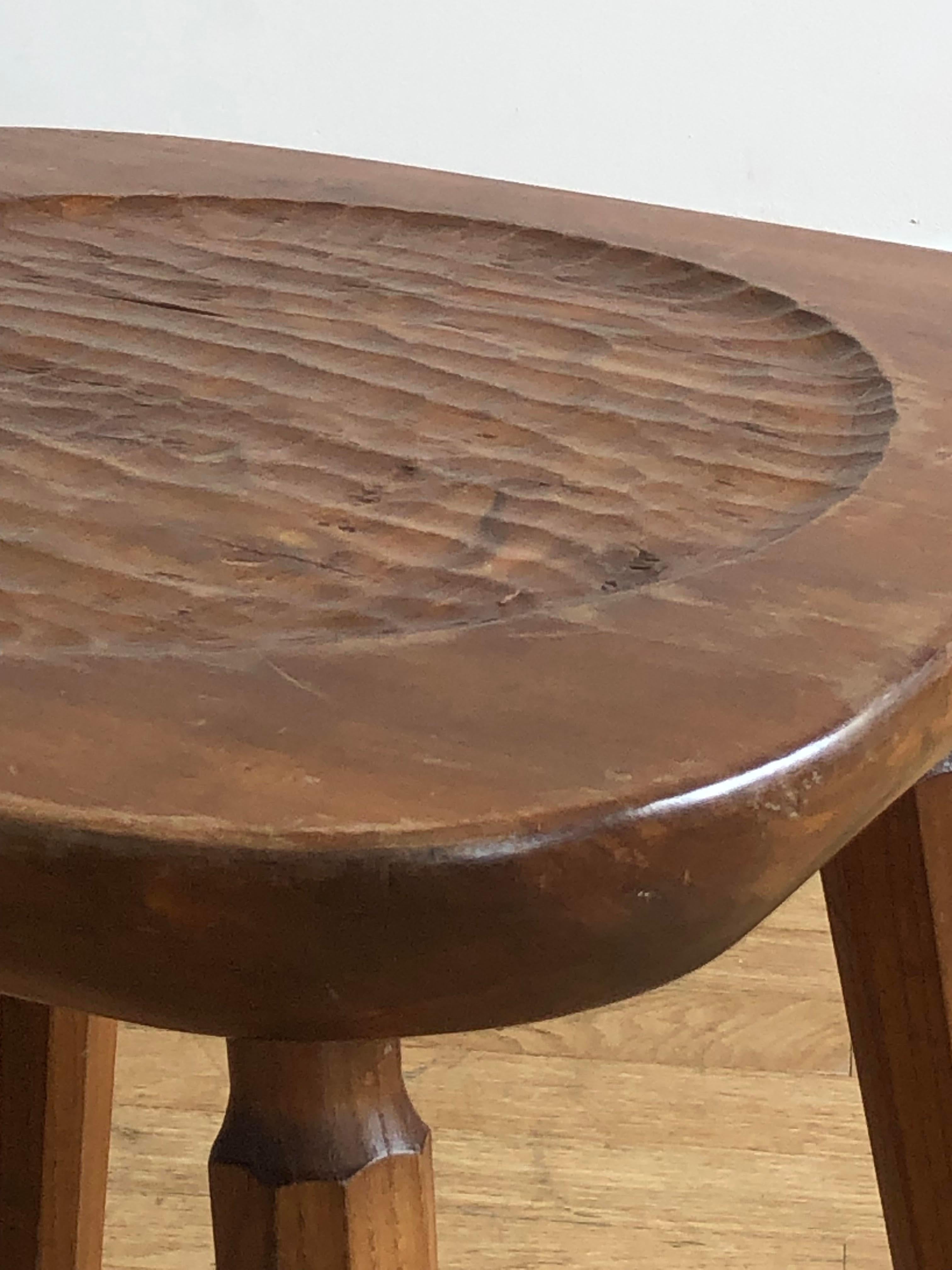 A BRUTALIST MID-CENTURY-MODERN RUSTIC STOOL/TABLE MAROLLES Style, Frankreich 1950 im Zustand „Gut“ im Angebot in PARIS, FR