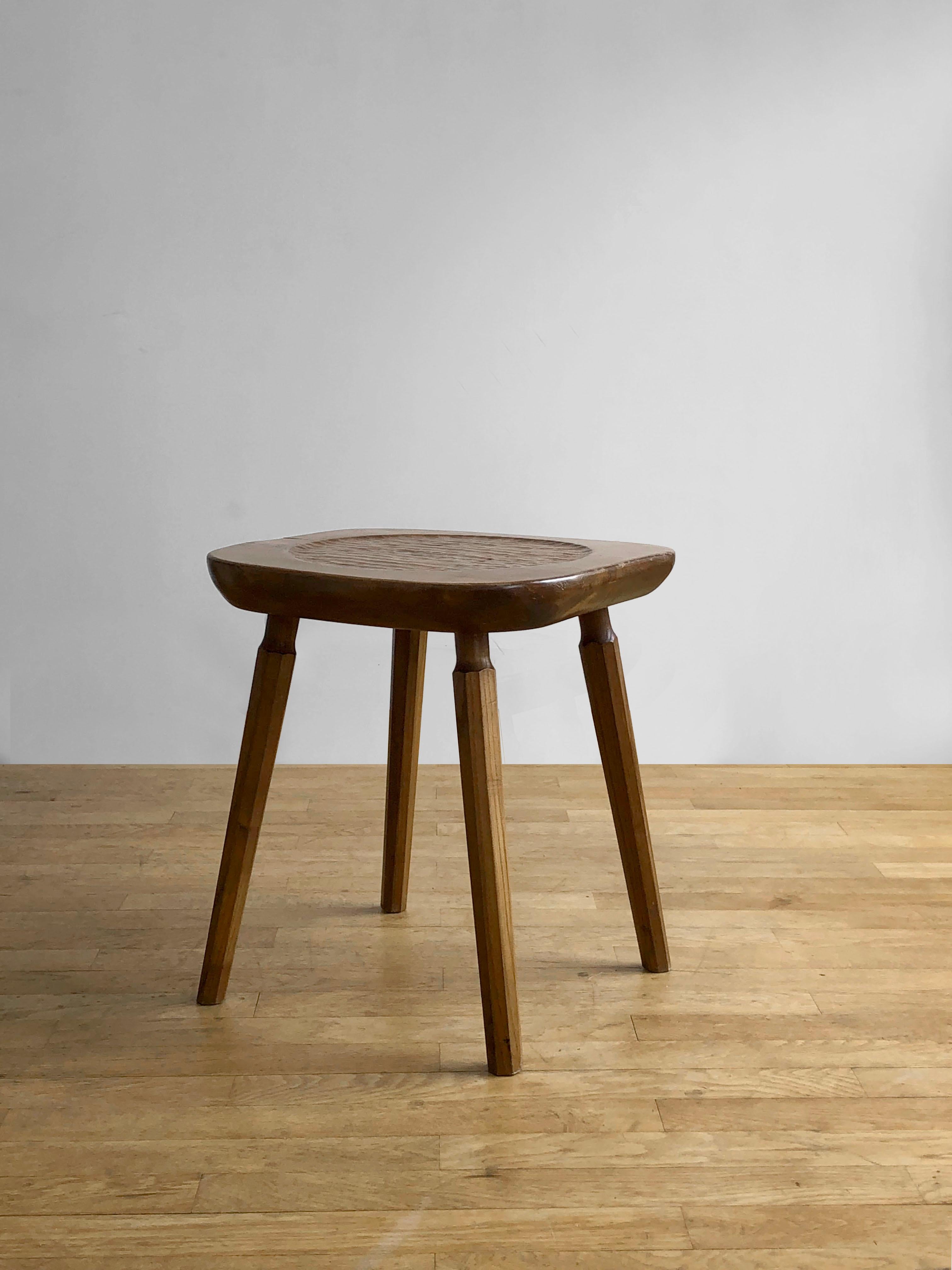 A BRUTALIST MID-CENTURY-MODERN RUSTIC STOOL/TABLE MAROLLES Style, Frankreich 1950 (Mitte des 20. Jahrhunderts) im Angebot