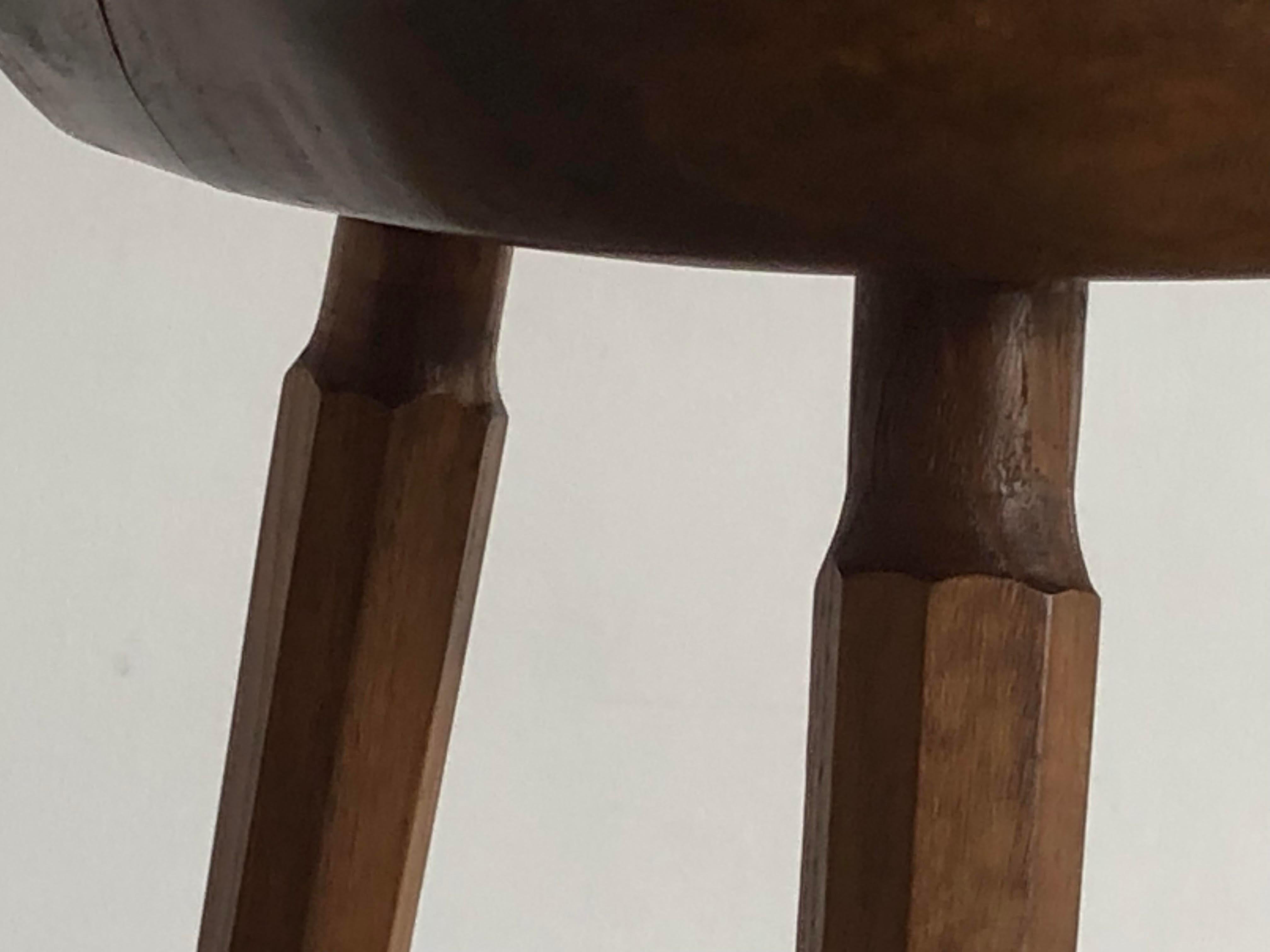 A BRUTALIST MID-CENTURY-MODERN RUSTIC STOOL/TABLE MAROLLES Style, Frankreich 1950 (Holz) im Angebot