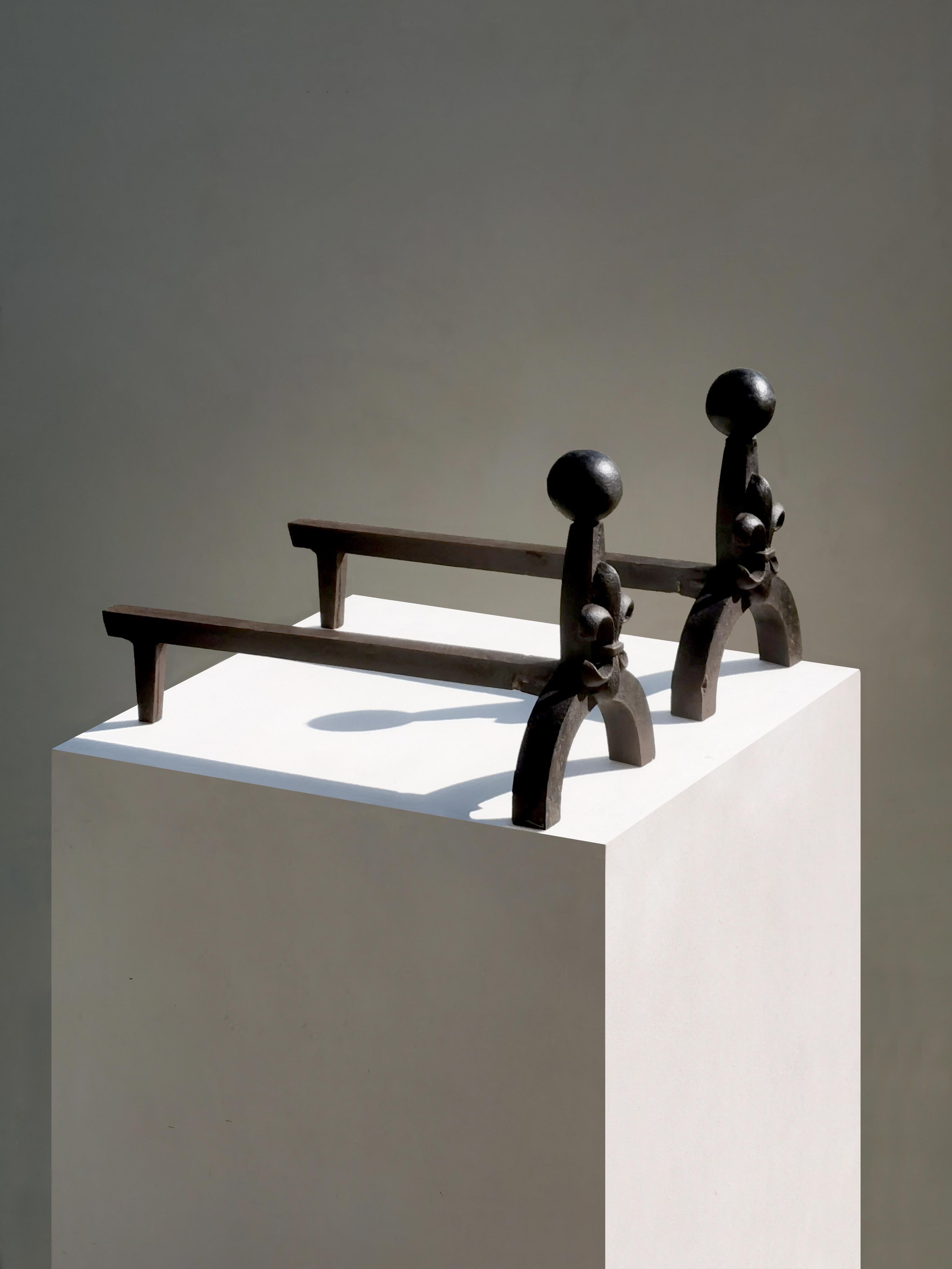 Paire d'ANDIRONS en fer forgé de style néoclassique brutaliste, France 1970 en vente 2