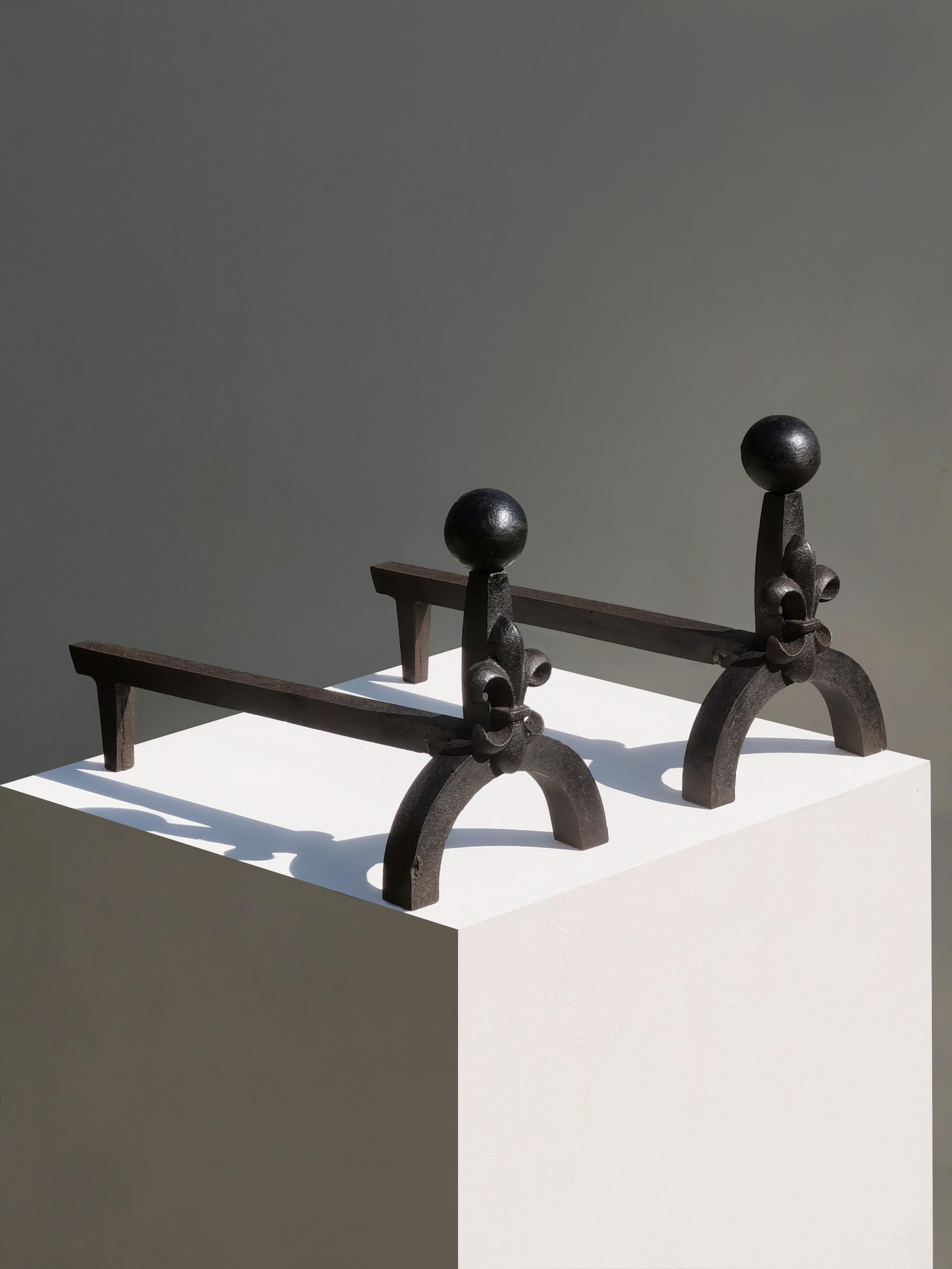 Fin du 20e siècle Paire d'ANDIRONS en fer forgé de style néoclassique brutaliste, France 1970 en vente