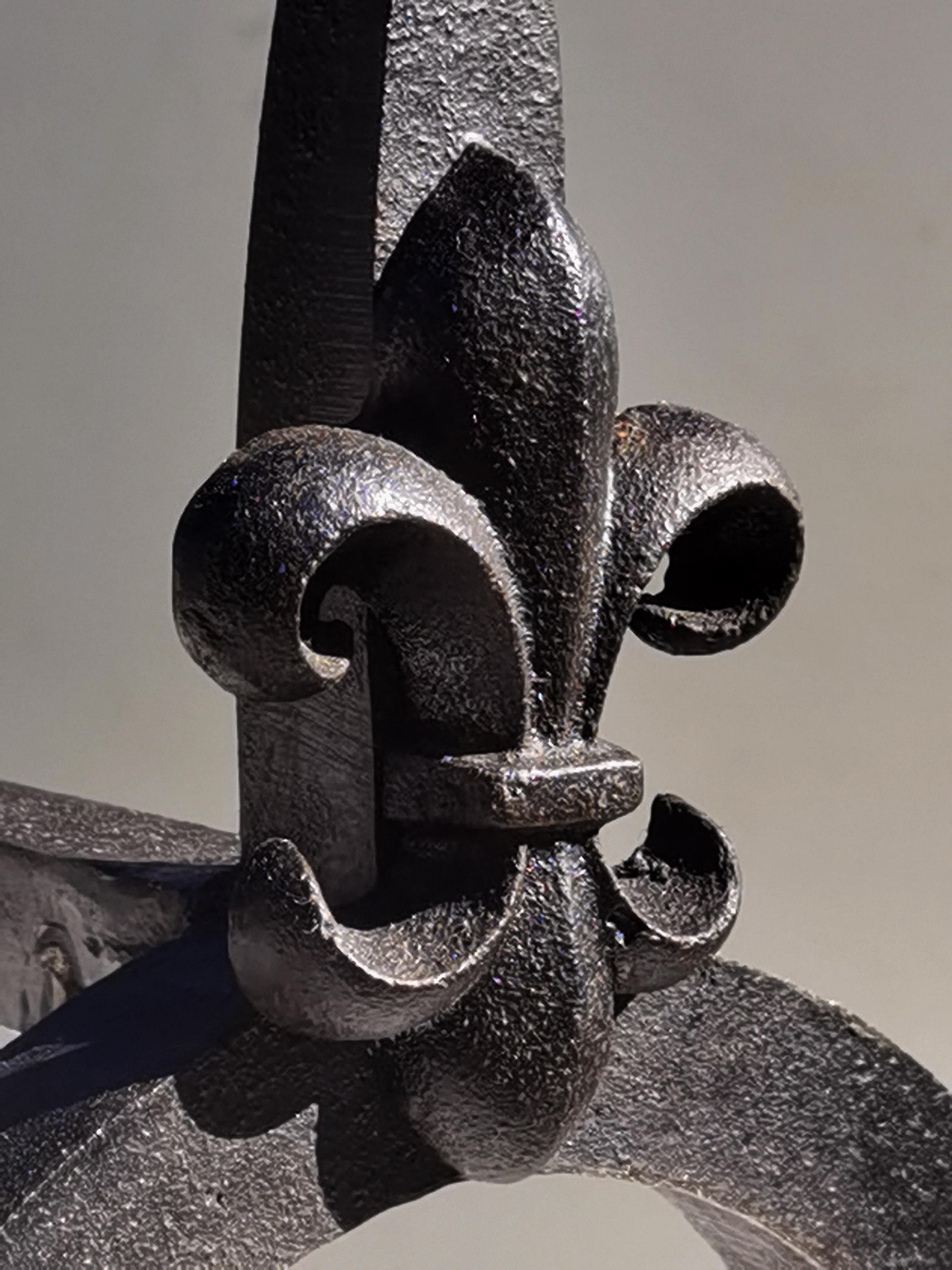 Fer forgé Paire d'ANDIRONS en fer forgé de style néoclassique brutaliste, France 1970 en vente