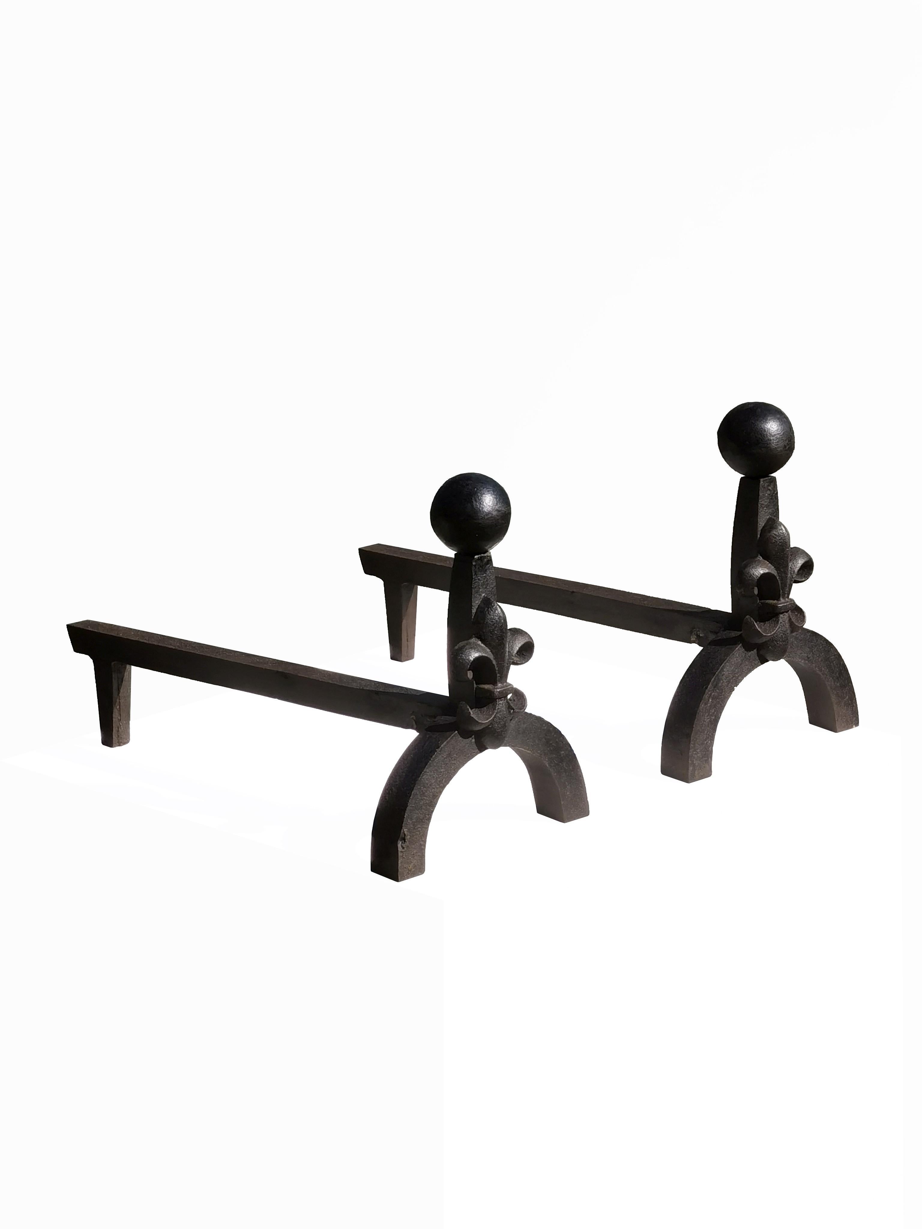 Paire d'ANDIRONS en fer forgé de style néoclassique brutaliste, France 1970 en vente 6