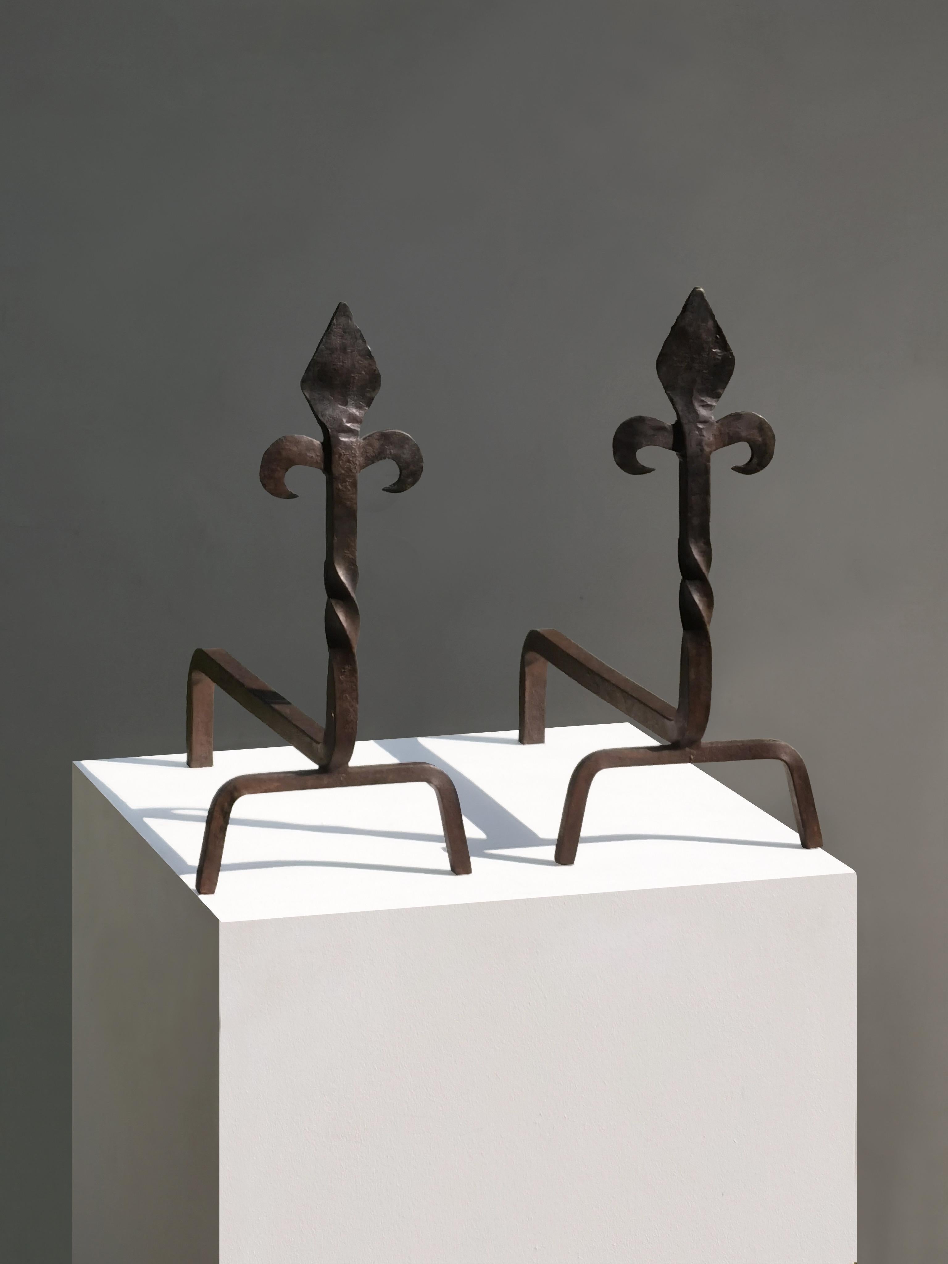 A BRUTALIST NEOCLASSICAL Wrought Iron PAIR of ANDIRONS, France 1970 In Good Condition For Sale In PARIS, FR