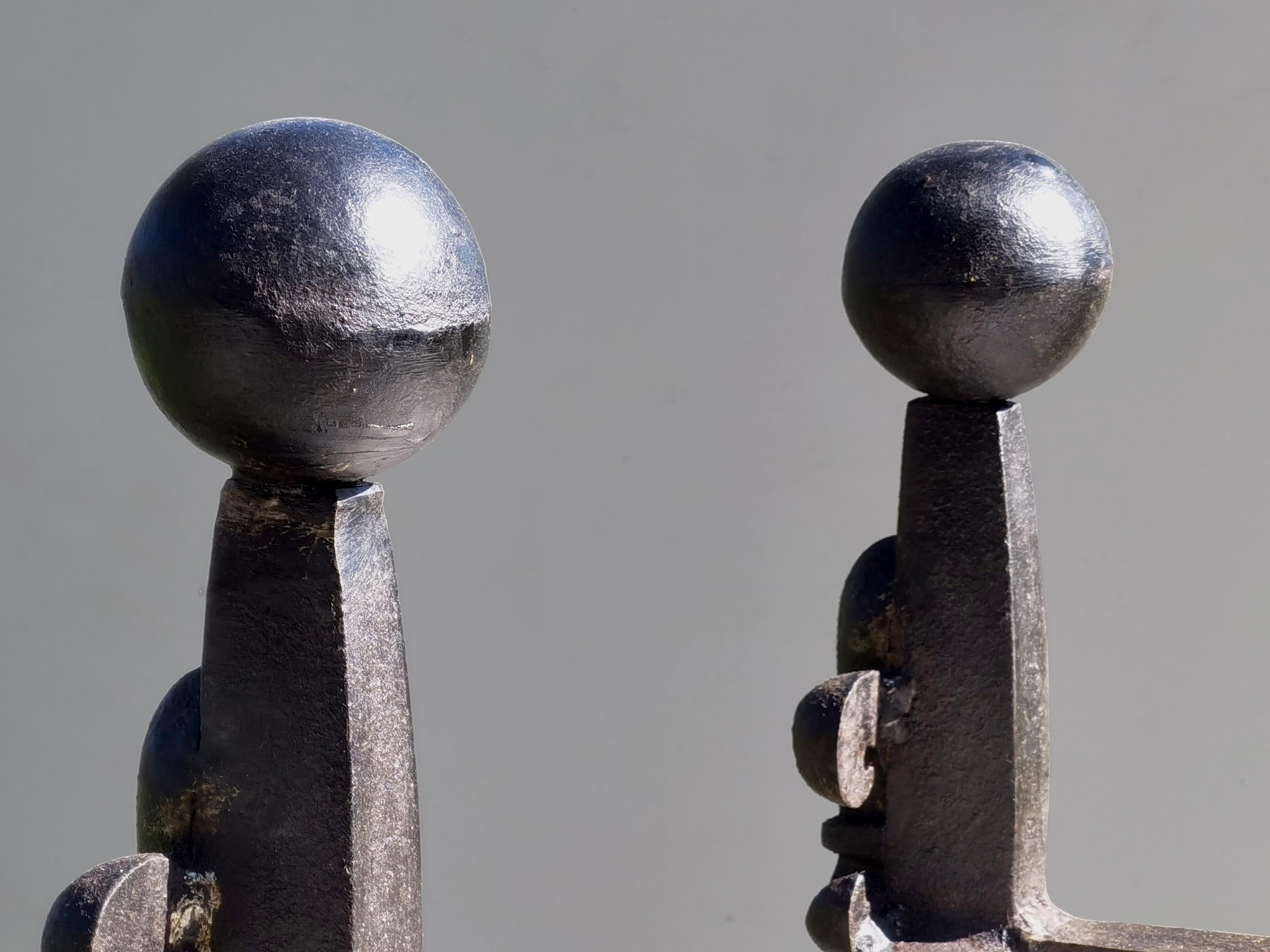 Paire d'ANDIRONS en fer forgé de style néoclassique brutaliste, France 1970 en vente 1