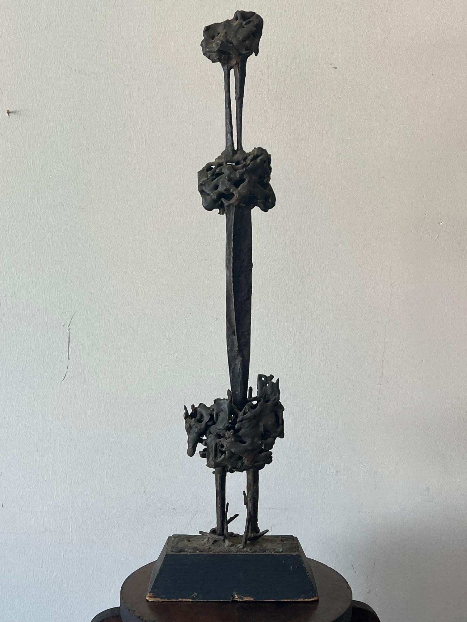 Une élégante sculpture en bronze de l'artiste Chet LaMore, datant d'environ 1960, intitulée 