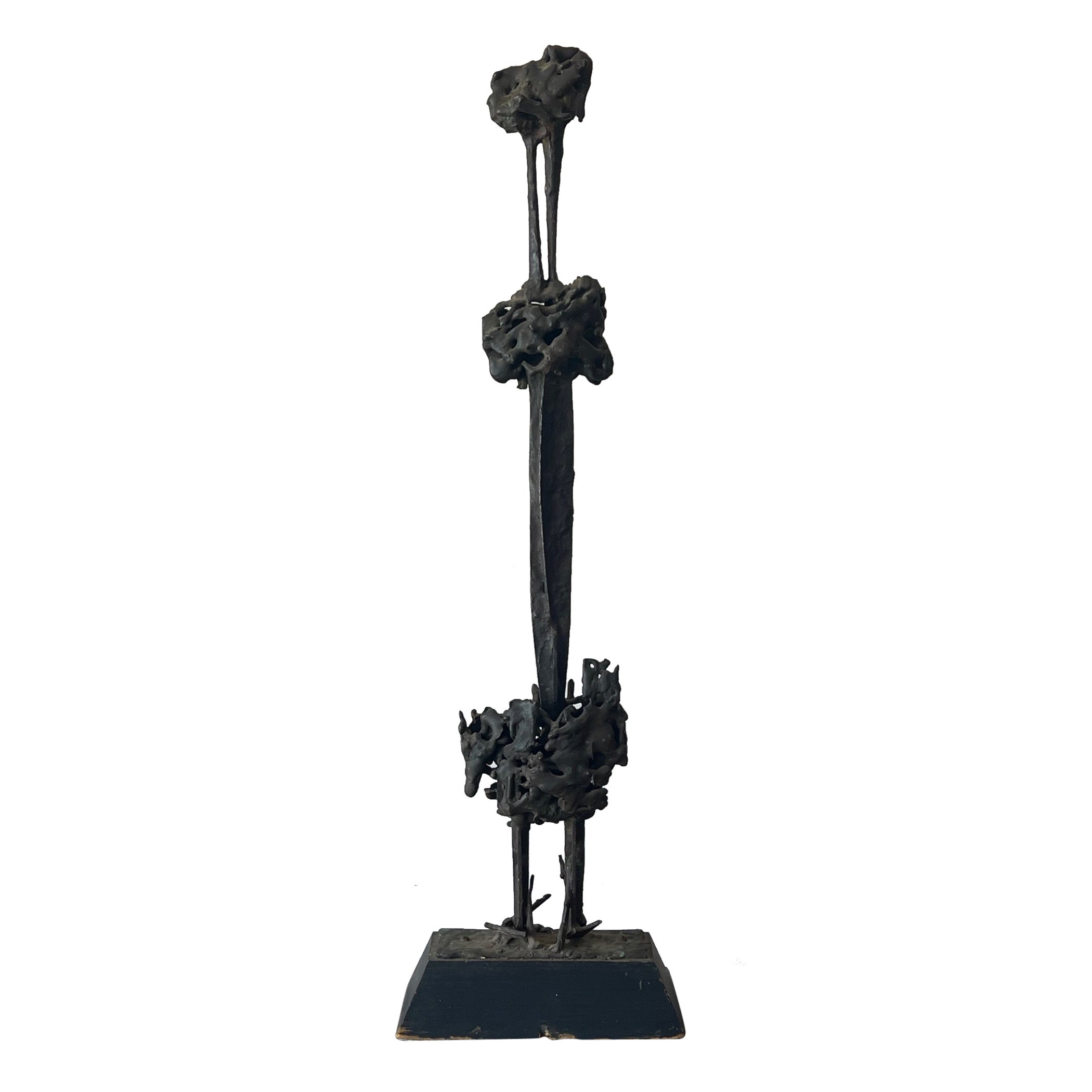 Una escultura brutalista de Chet LaMore hacia 1960