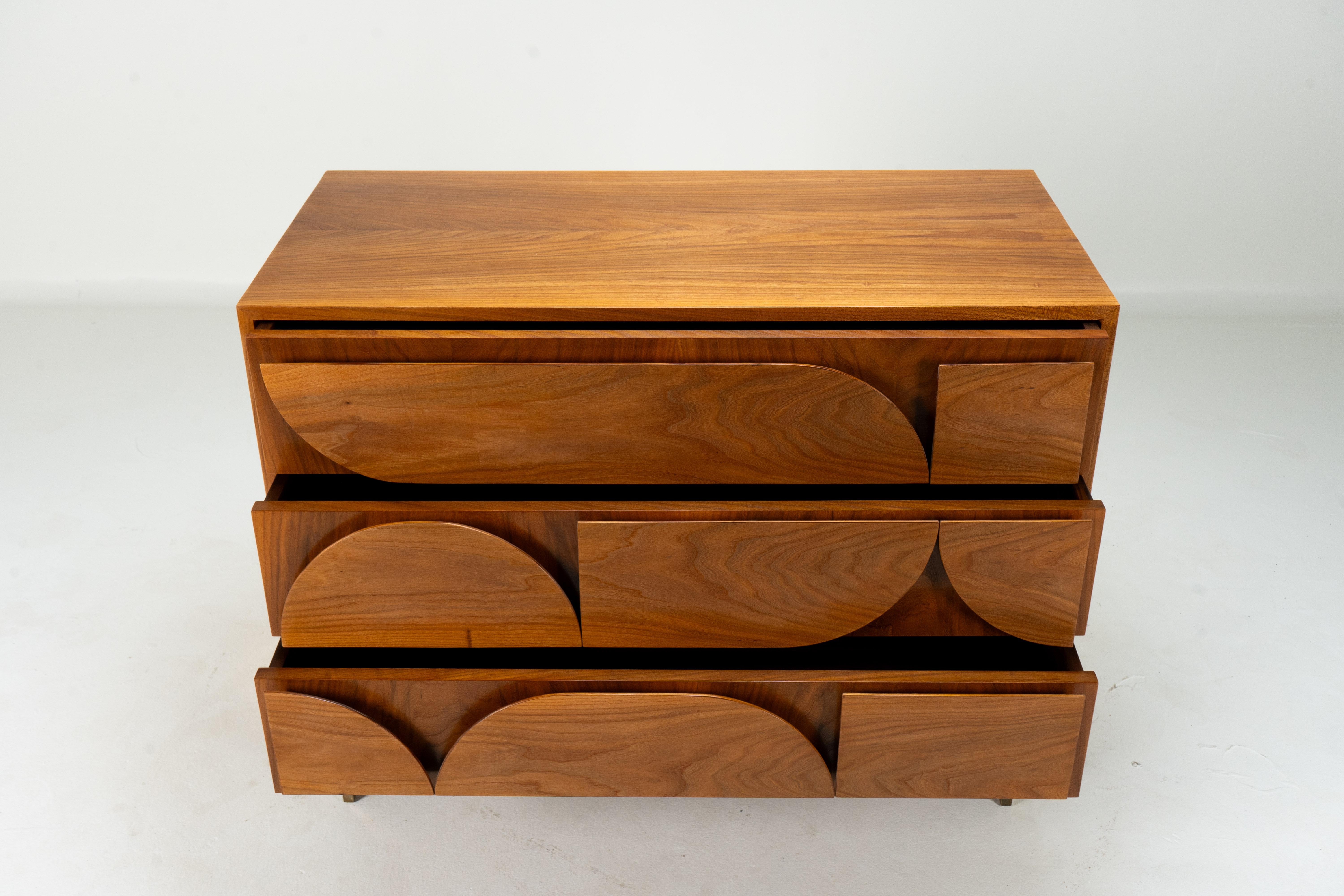 This elm side chest dates to the 1950's and is an example of 