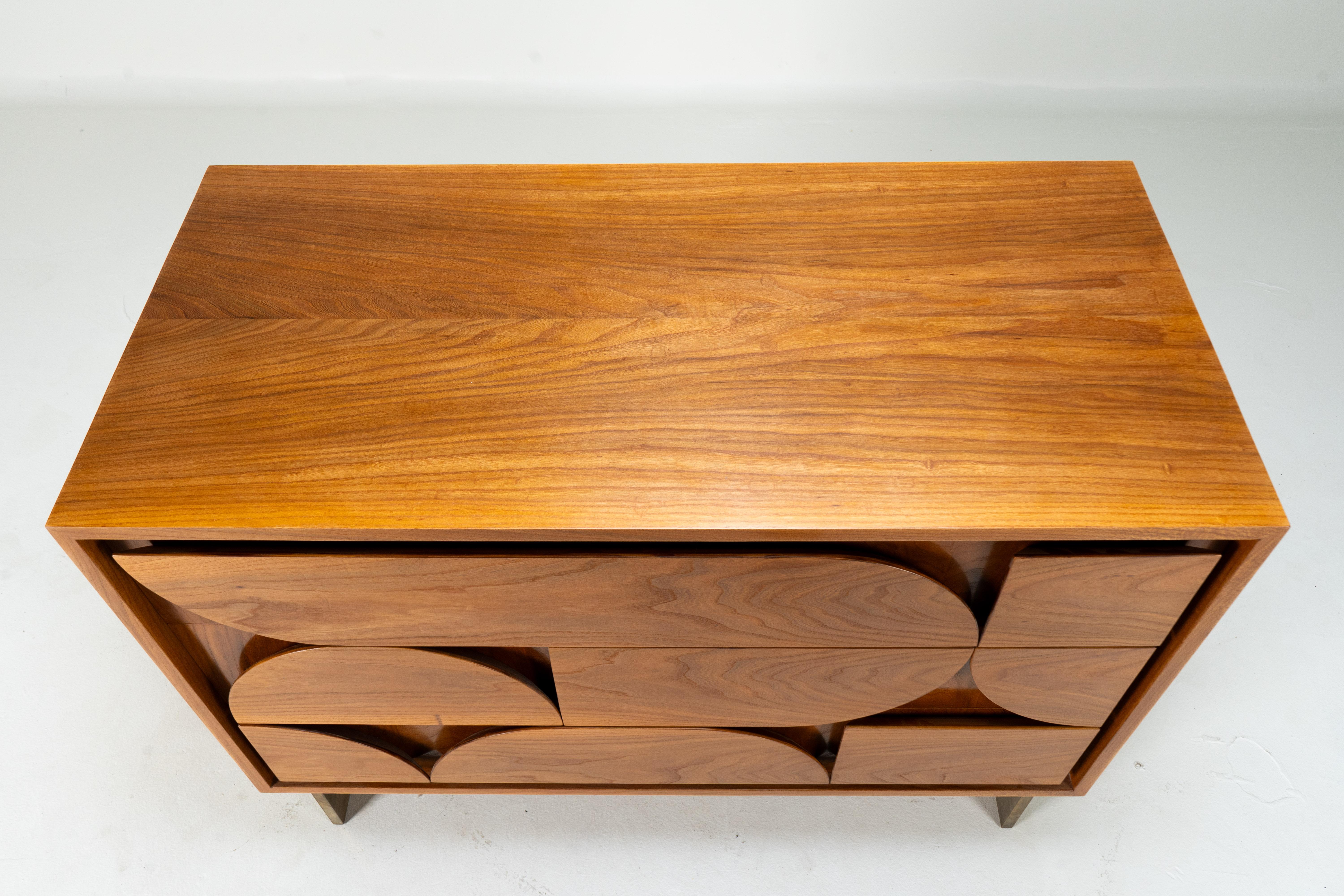 A Brutalist Side Chest with Three Drawers and a Brass Base In Good Condition For Sale In Chicago, IL