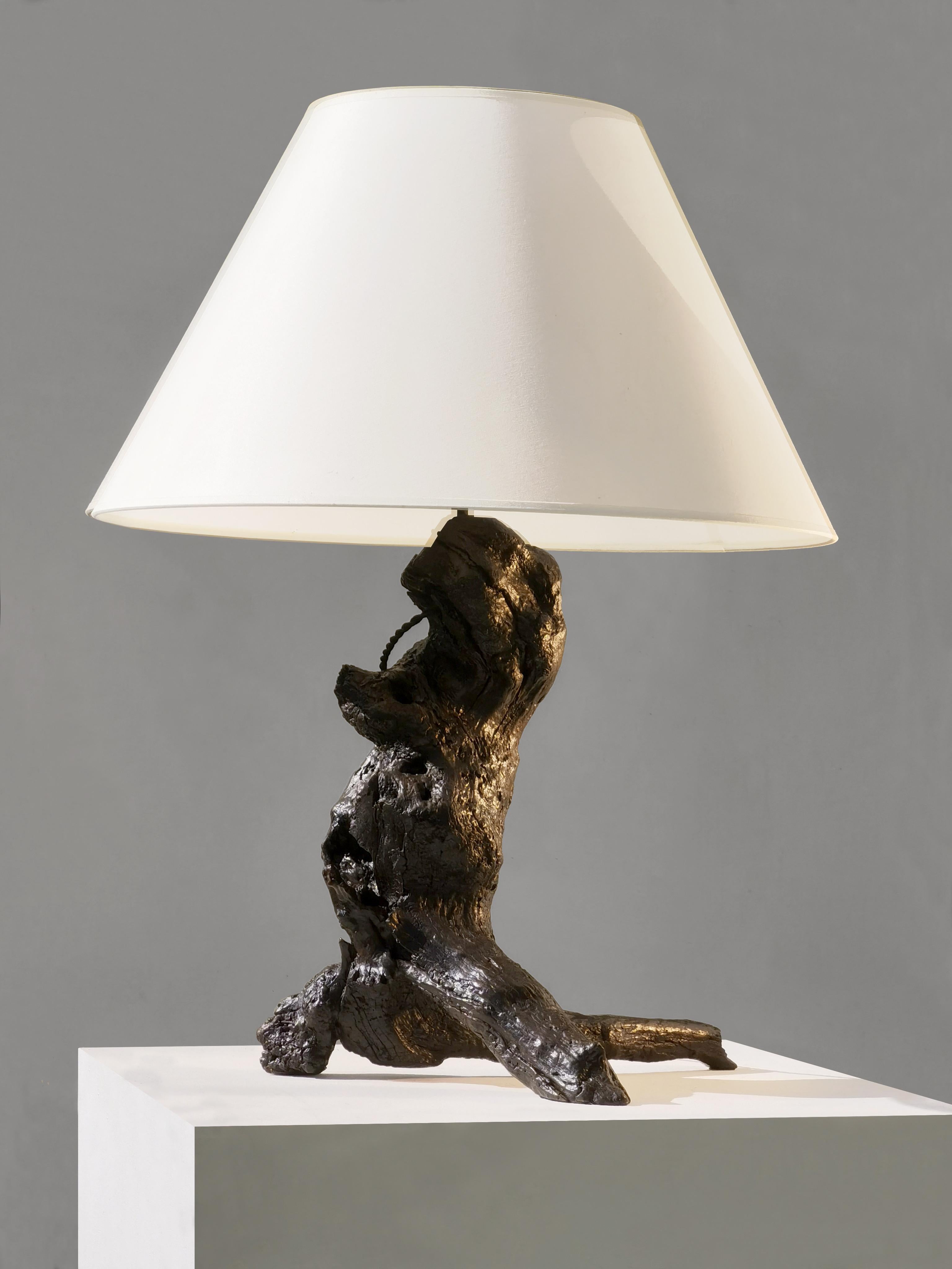 A BRUTALIST Wild Wood RUSTIC MODERN TABLE LAMP, France 1960 In Good Condition For Sale In PARIS, FR