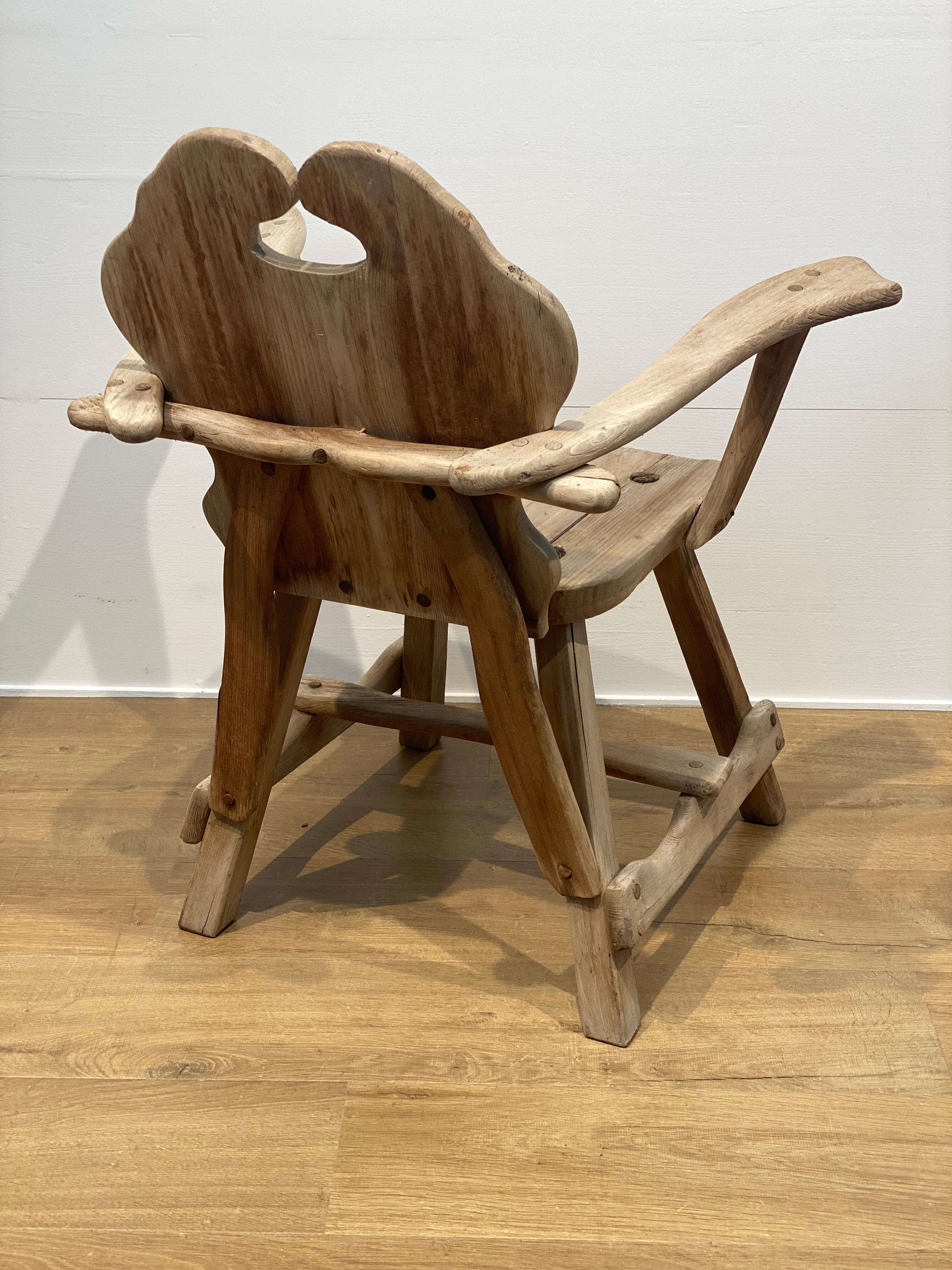Ein brutalistischer Holzstuhl (Kanadisch) im Angebot