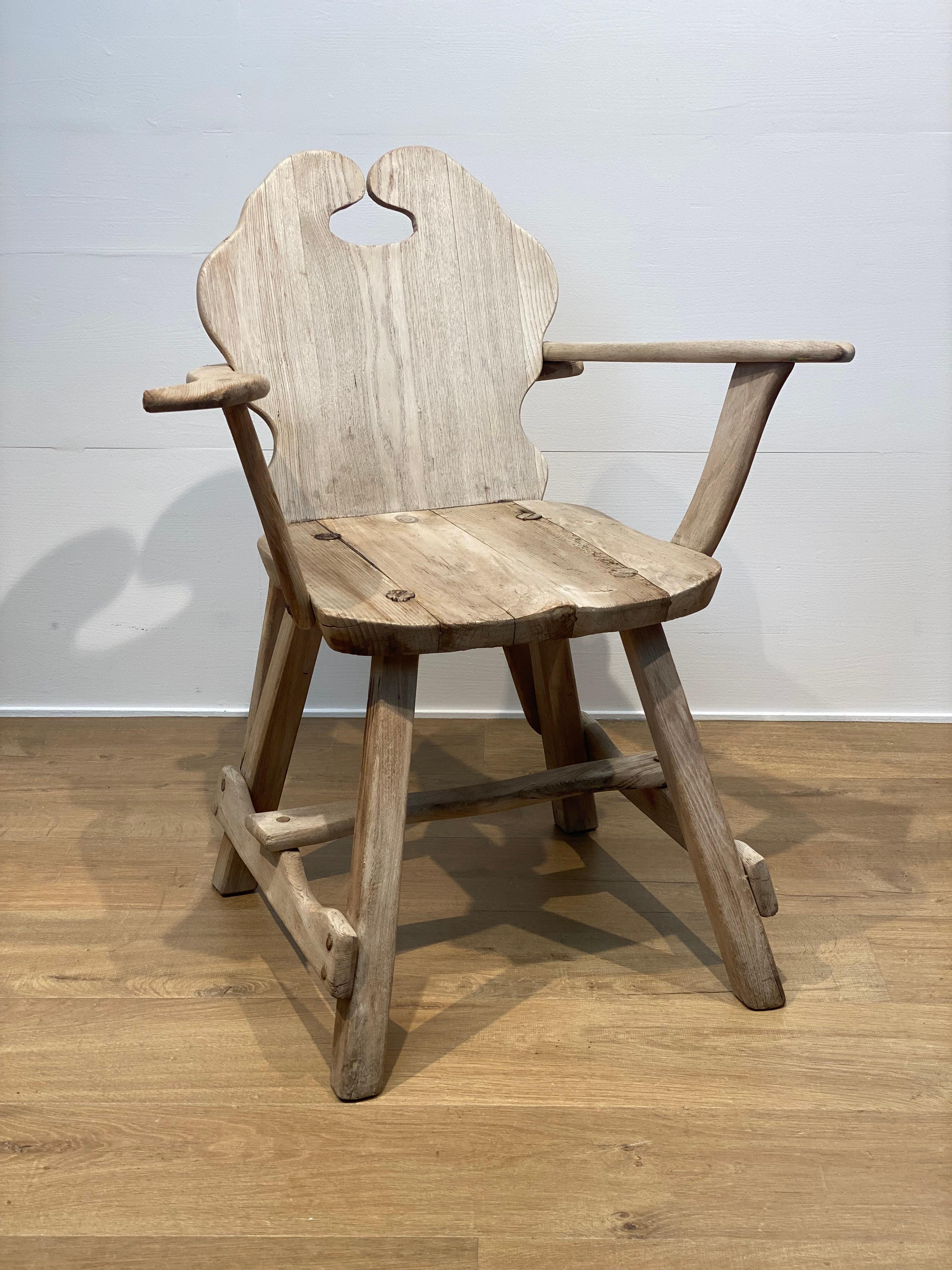 Ein brutalistischer Holzstuhl im Zustand „Gut“ im Angebot in Schellebelle, BE