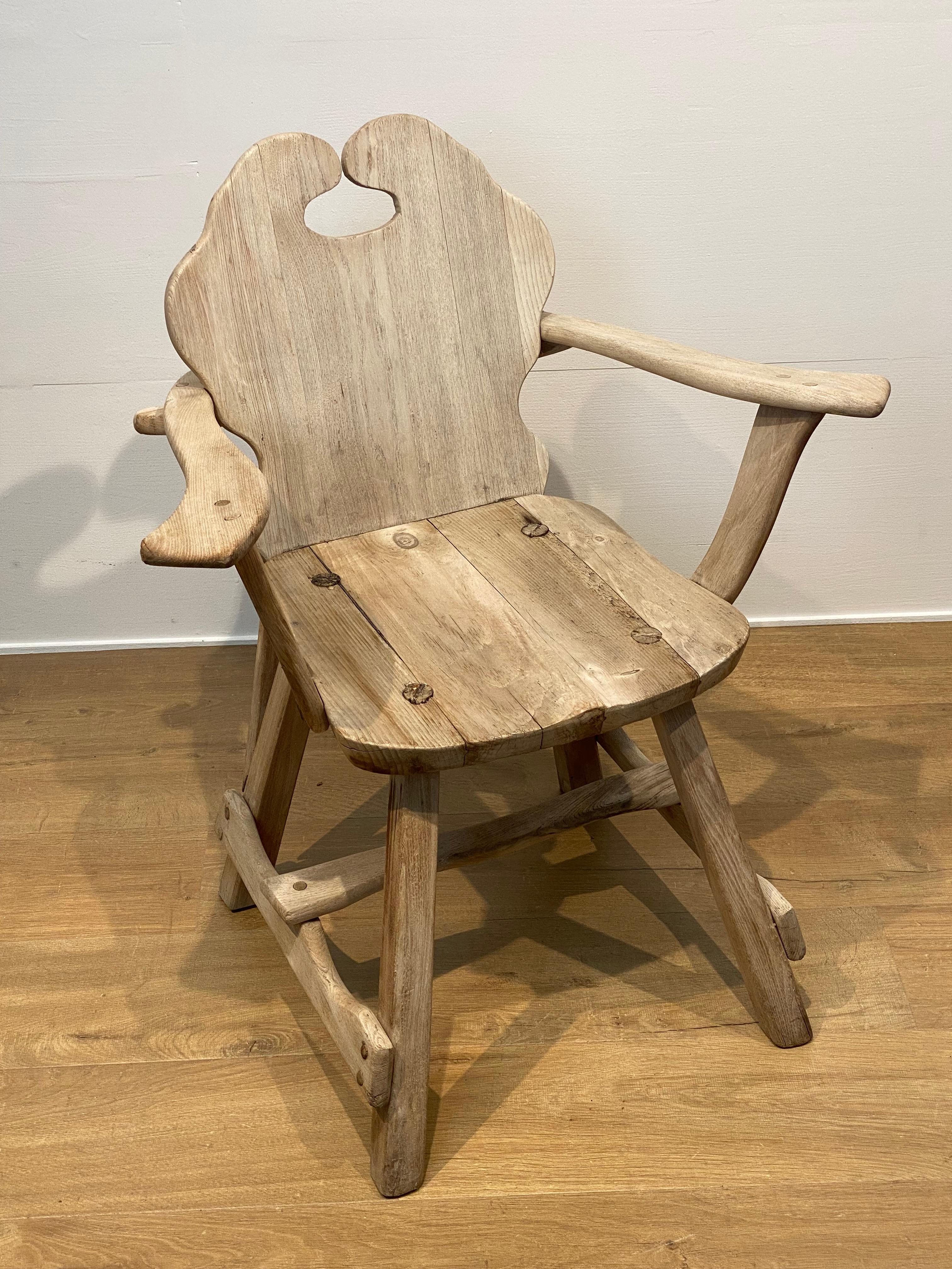 Ein brutalistischer Holzstuhl (Ende des 20. Jahrhunderts) im Angebot