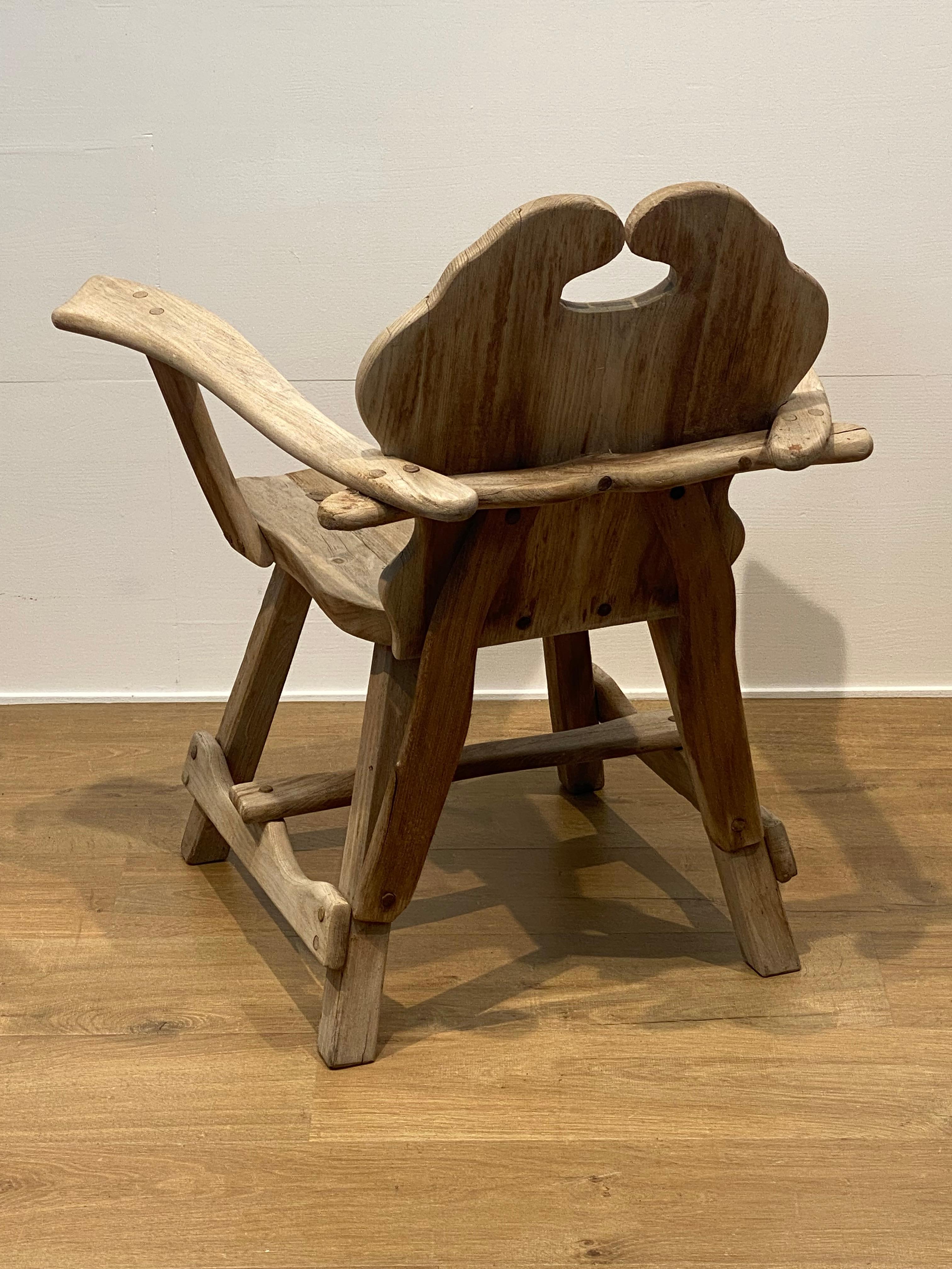 Ein brutalistischer Holzstuhl im Angebot 1