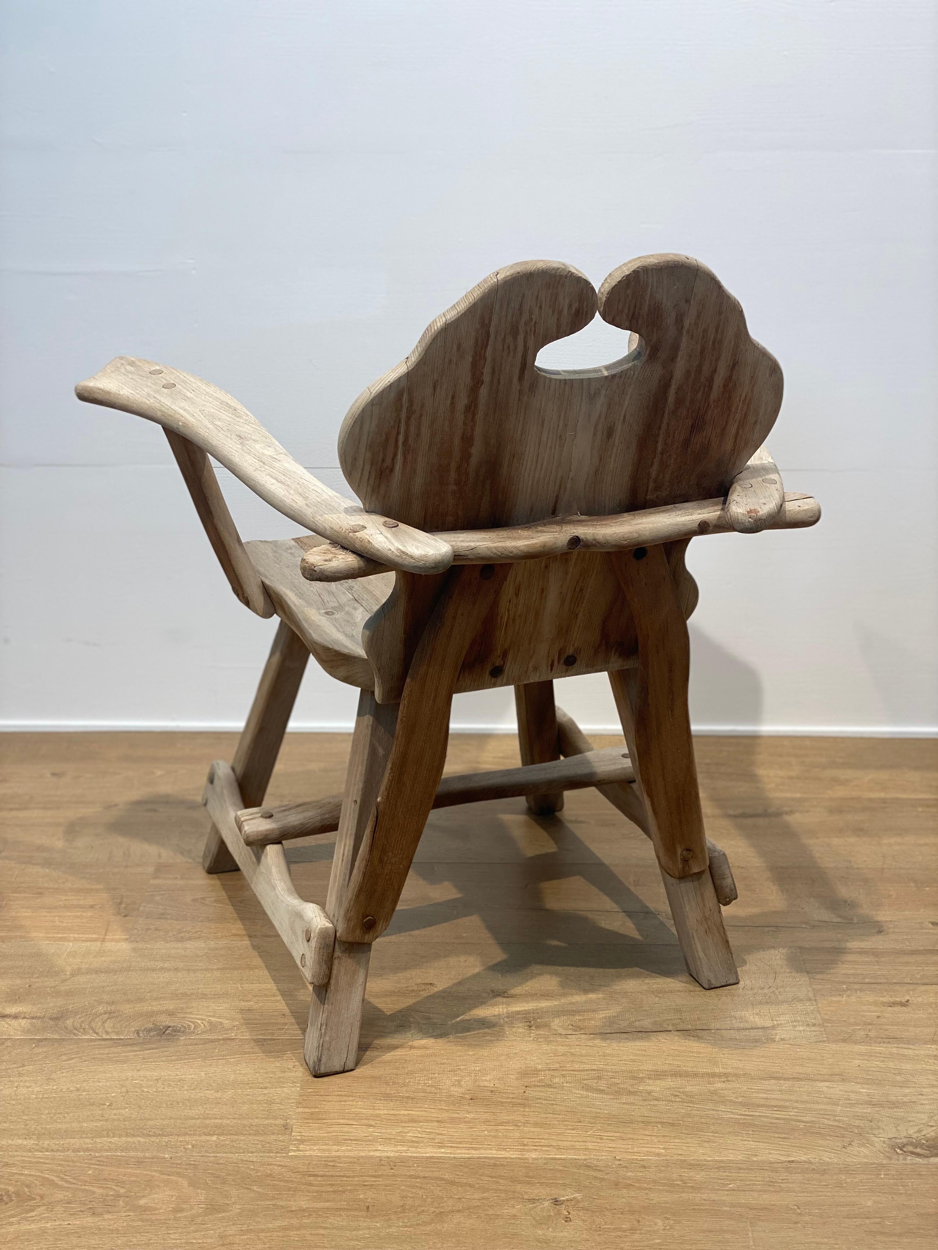 Ein brutalistischer Holzstuhl im Angebot 2