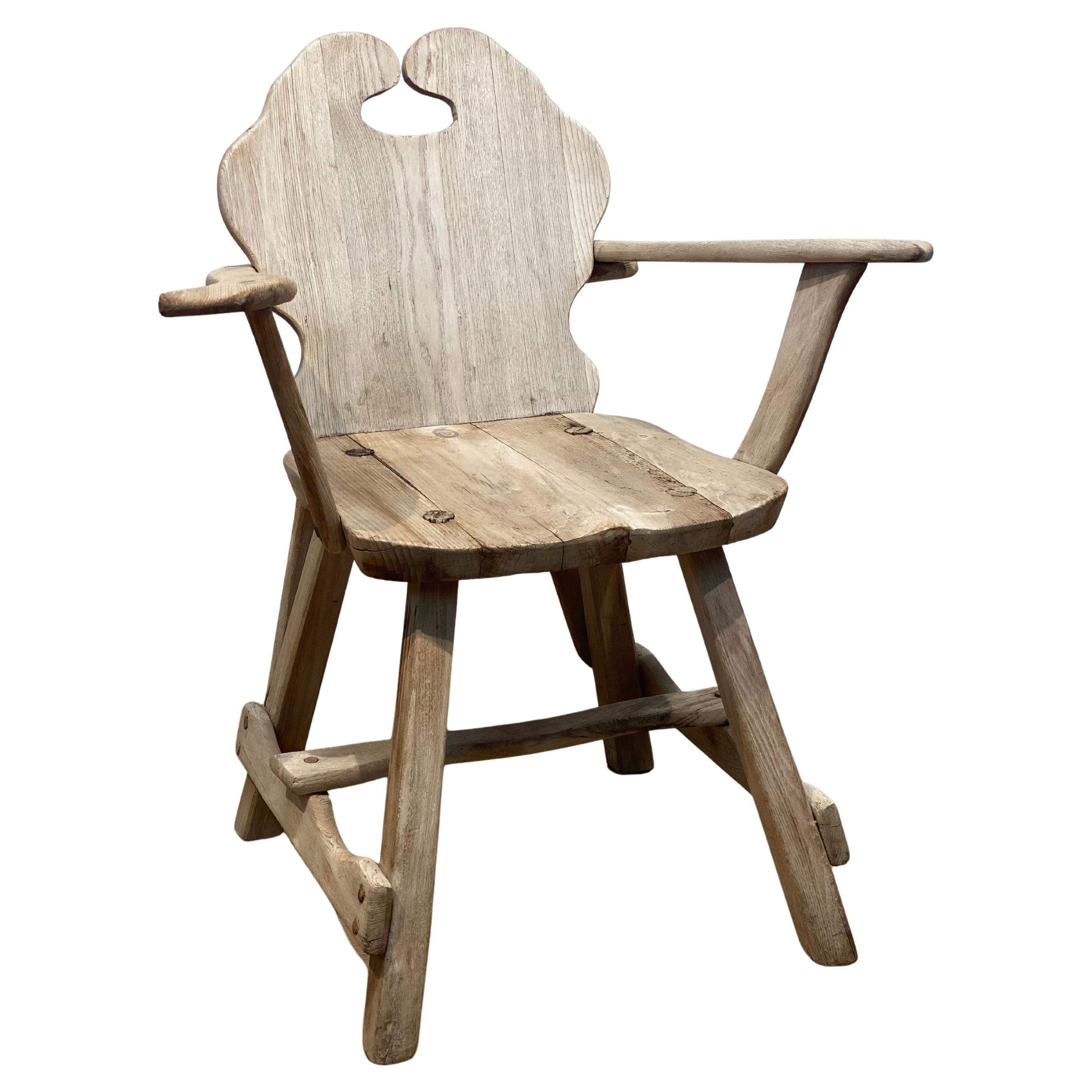 Ein brutalistischer Holzstuhl im Angebot