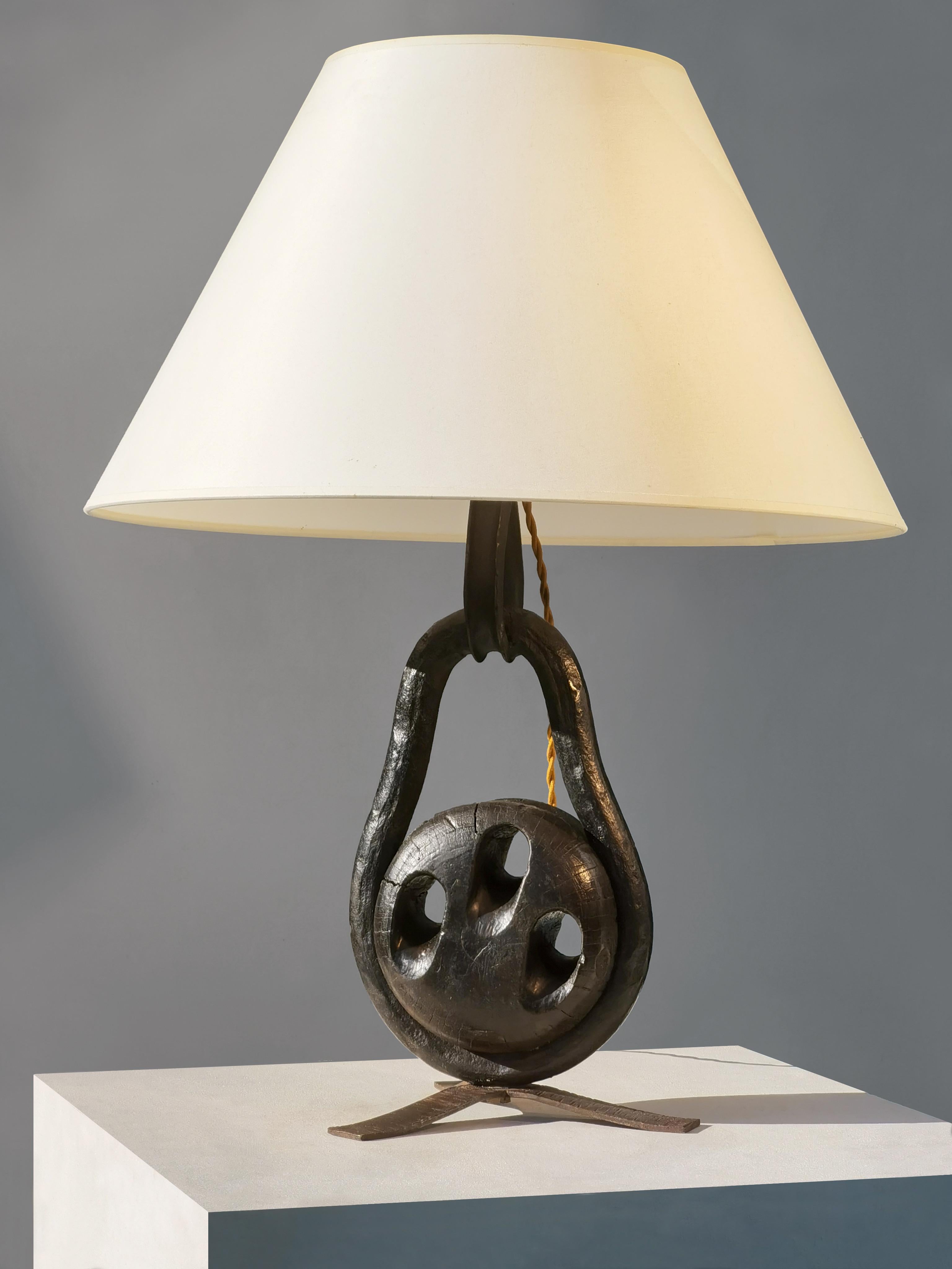 A BRUTALIST Schmiedeeisen & Holz Marin Tischlampe, Frankreich 1960 (Brutalismus) im Angebot
