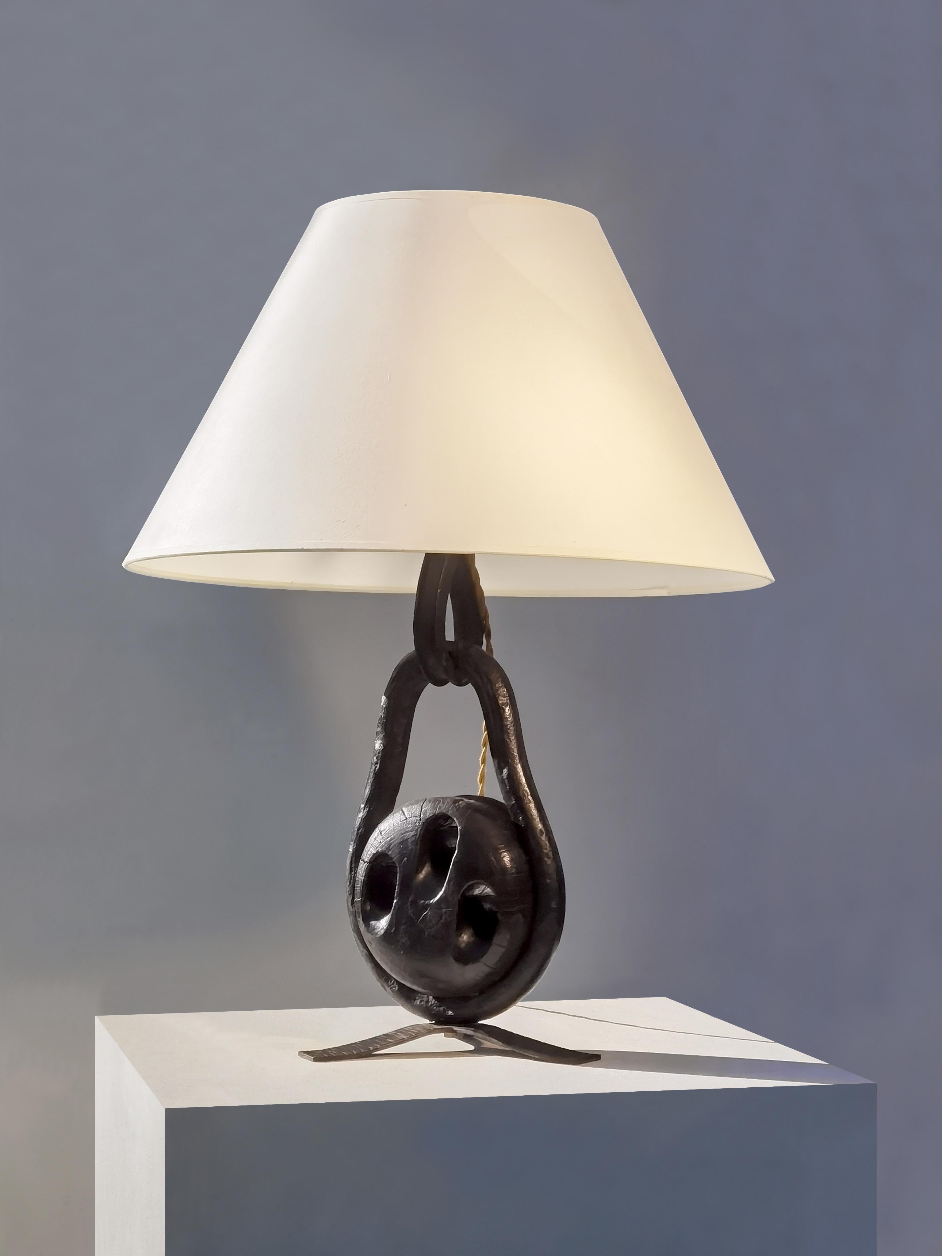 A BRUTALIST Schmiedeeisen & Holz Marin Tischlampe, Frankreich 1960 (Metallarbeit) im Angebot