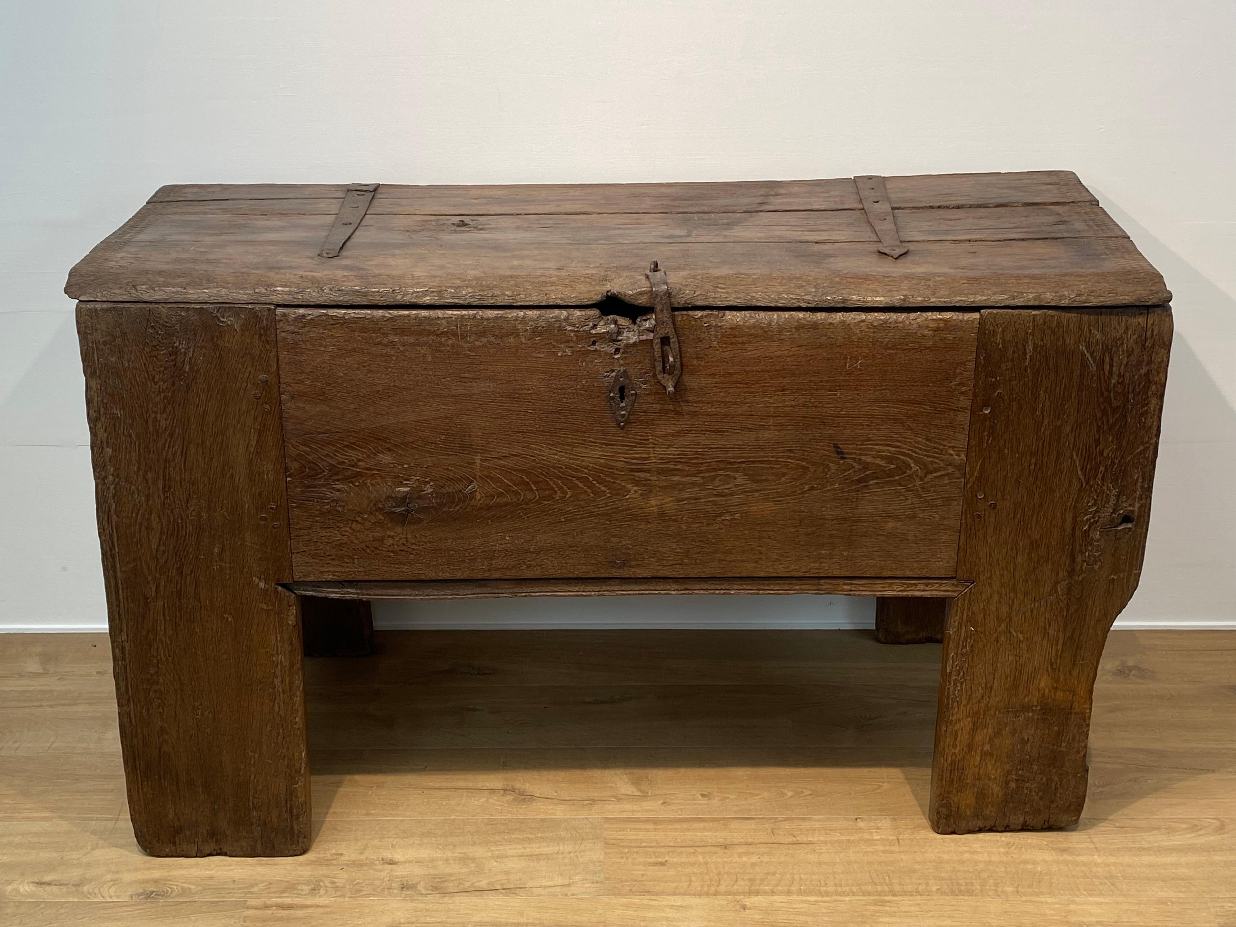 A BrutalistGothic Antique Chest In condizioni discrete in vendita a Schellebelle, BE