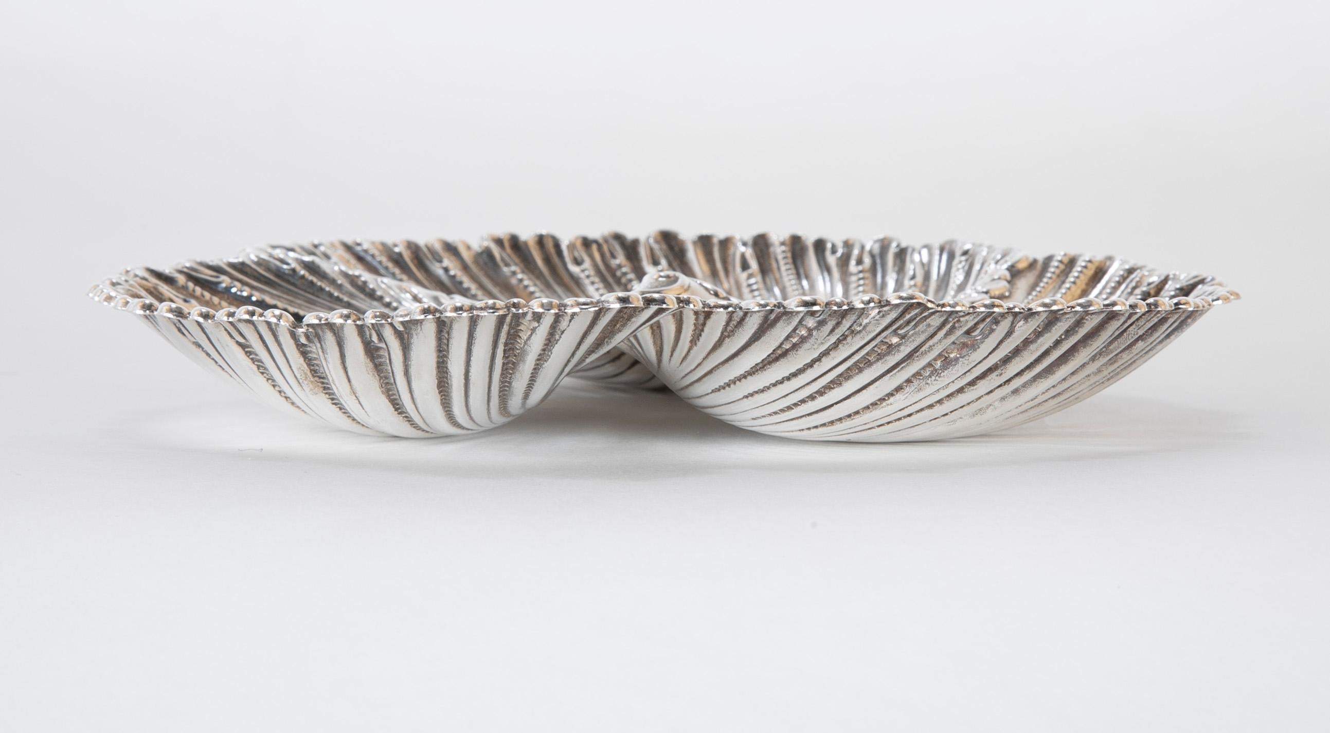 A heavy sterling dish comprised of three stylized shells combined. Produced the after 1975. Hallmarked on underside. 8.99 troy oz.

Measures: 1