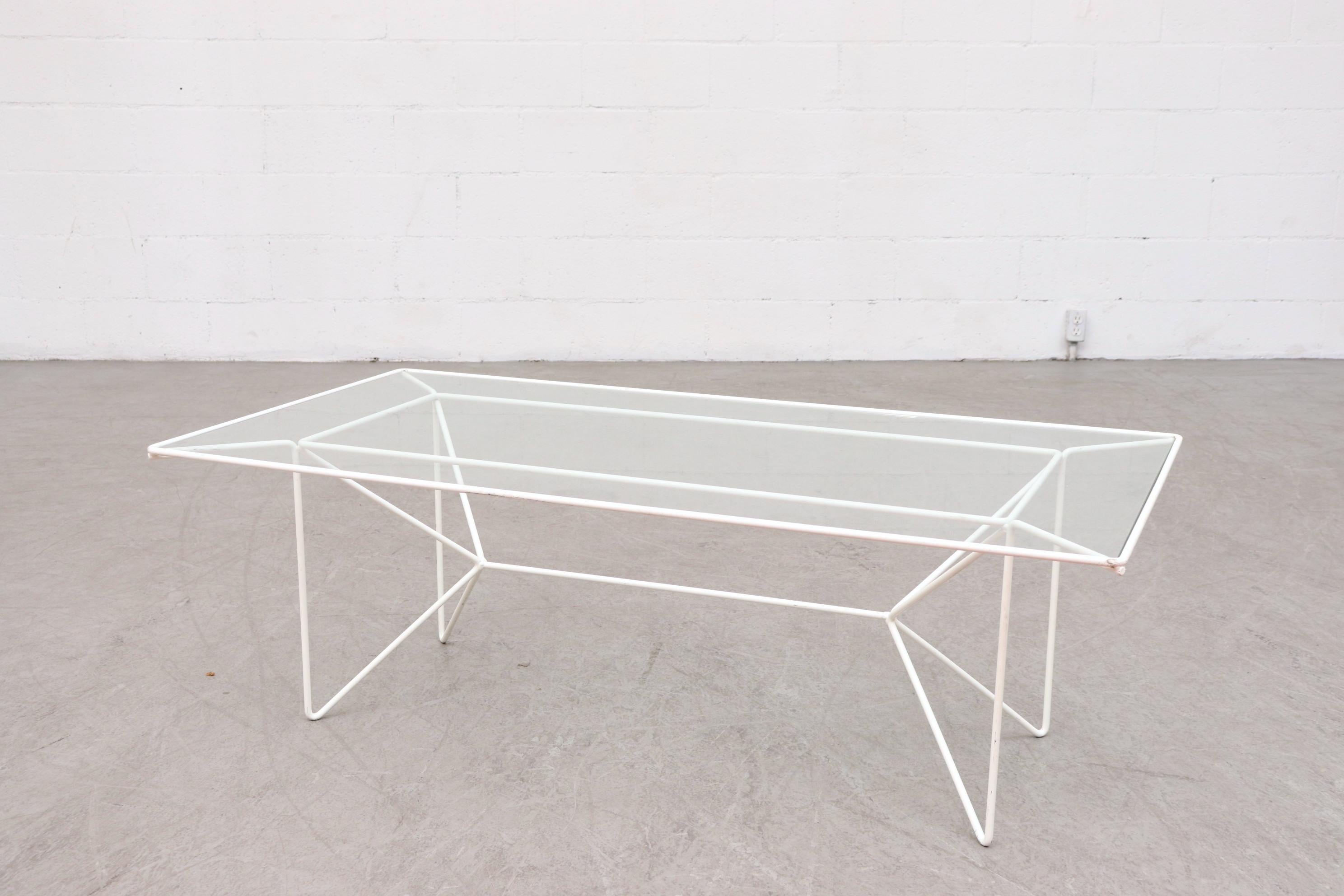 A. Bueno de Mesquita inspired white wire coffee table. White enameled metal wire frame, inset glass top. In original condition with visible signs of wear, minimal enamel loss. Wear is consistent with its age and use.
