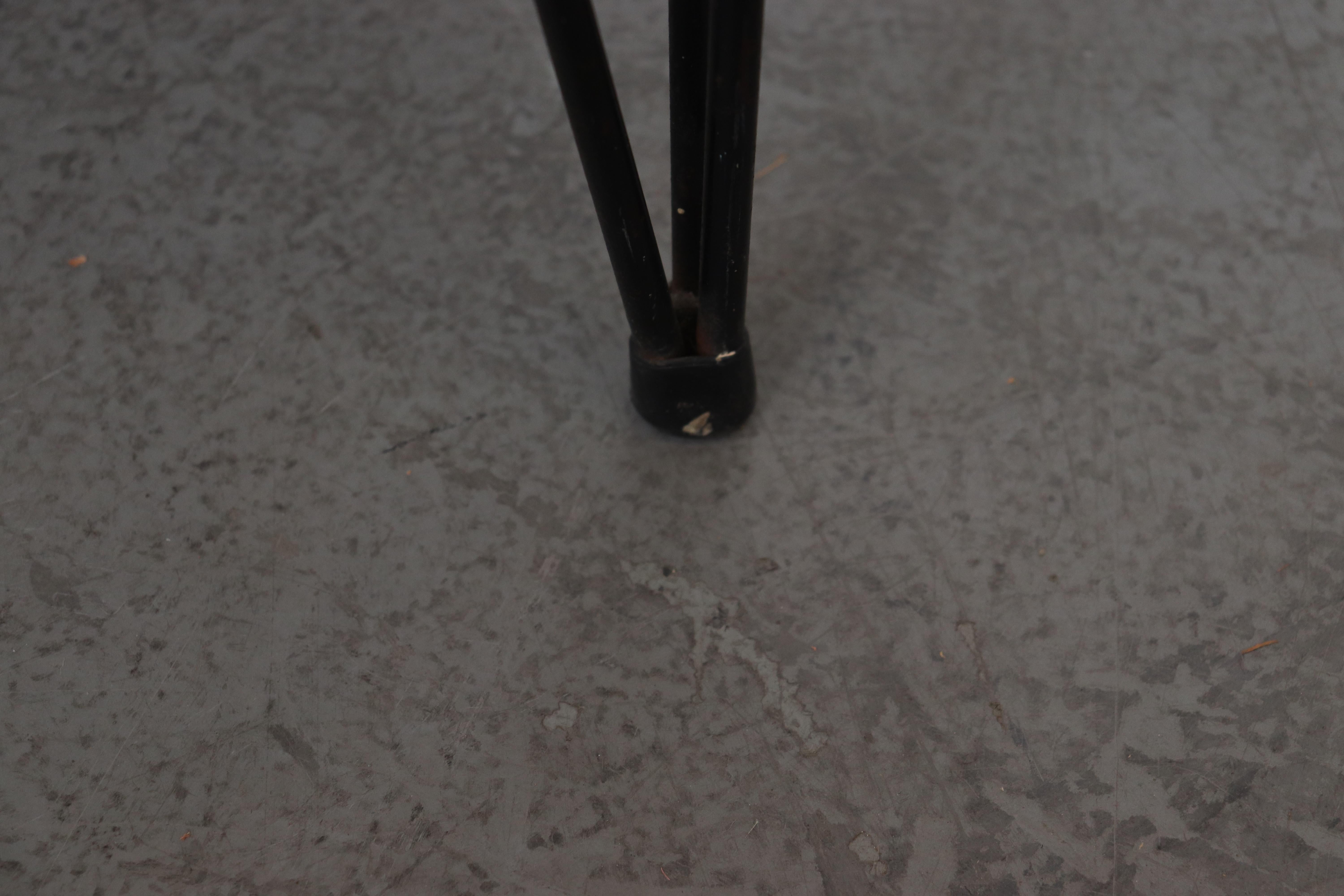A. Bueno de Mesquita Style Table basse en verre noir avec pieds en épingle à cheveux en vente 1
