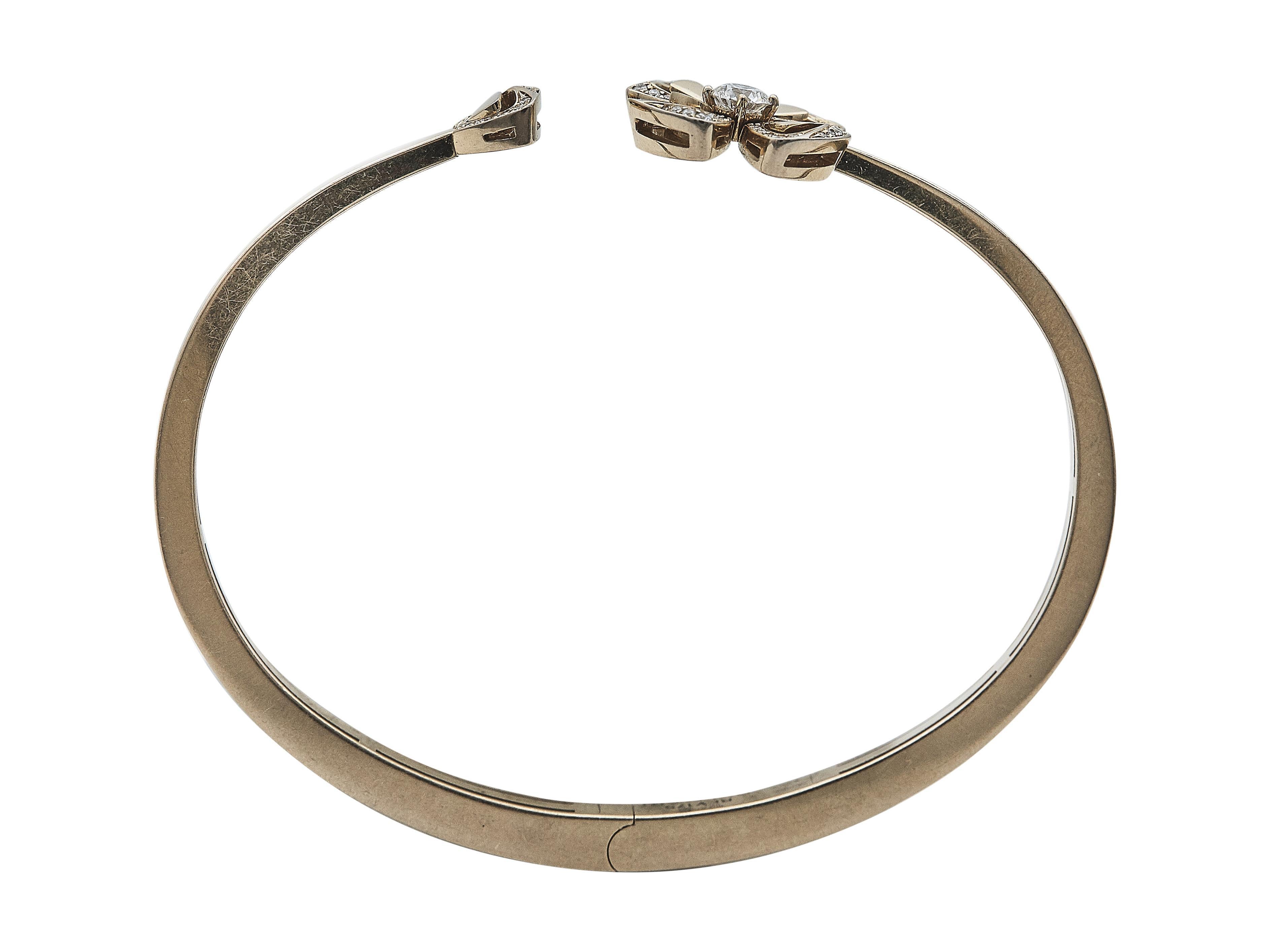 La pulsera: Un brazalete Bulgari Fiorever diseñado como un brazalete cónico de oro rosa de dieciocho quilates, terminado en un motivo floral engastado con diamantes redondos talla brillante. Esta pulsera es de talla pequeña para una muñeca de 15