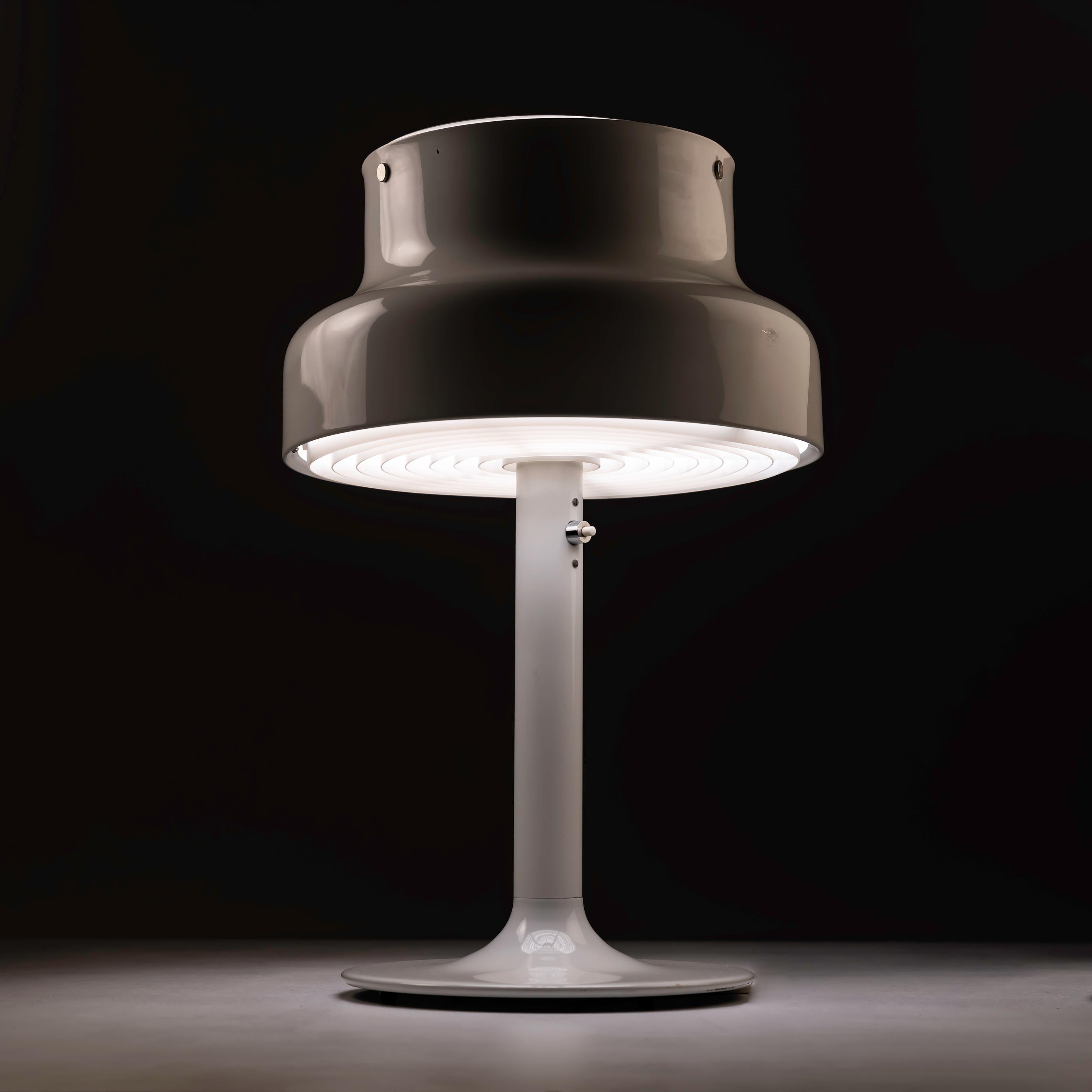 La lampe de table Bumling d'Anders Pehrson pour Ateljé Lyktan, datant des années 1970, offre une occasion irrésistible d'enrichir votre espace avec un design scandinave emblématique. La création de Pehrson est un exemple parfait de minimalisme