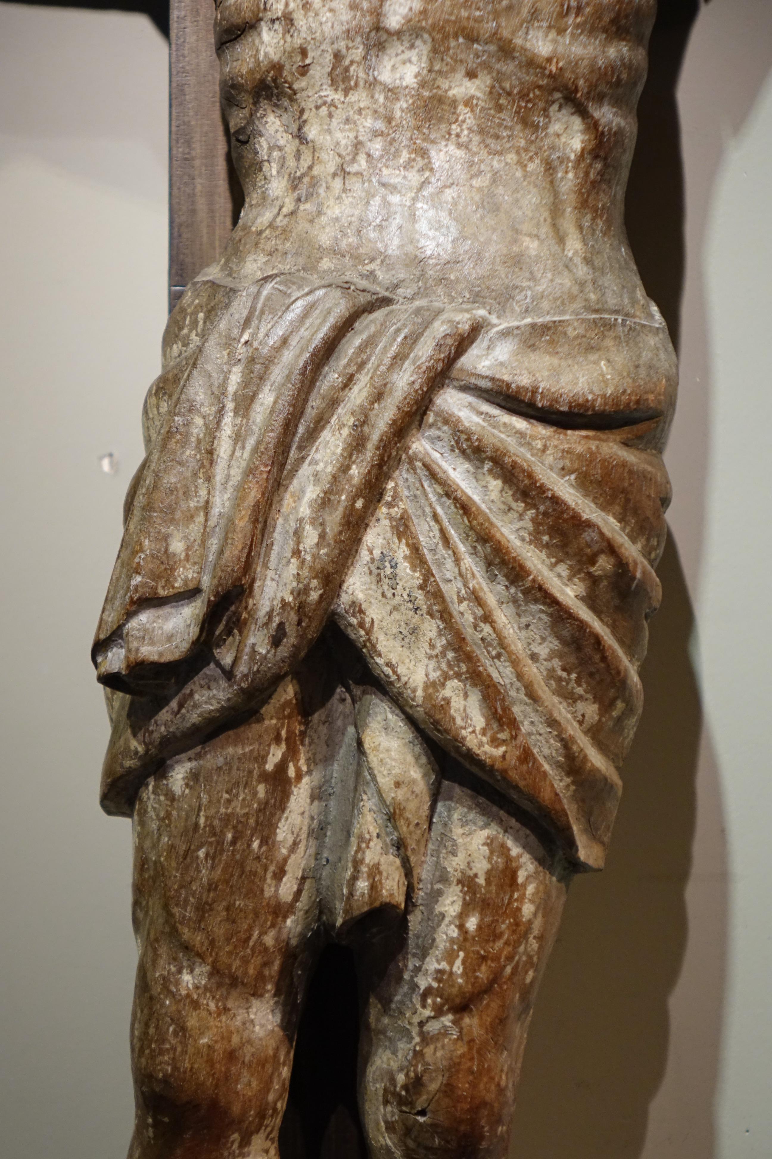 Un enorme Cristo in croce della Borgogna del XV secolo. 
Wood .
La croce è moderna.
Danni, alcune parti mancanti. 
98x83 cm senza croce. 