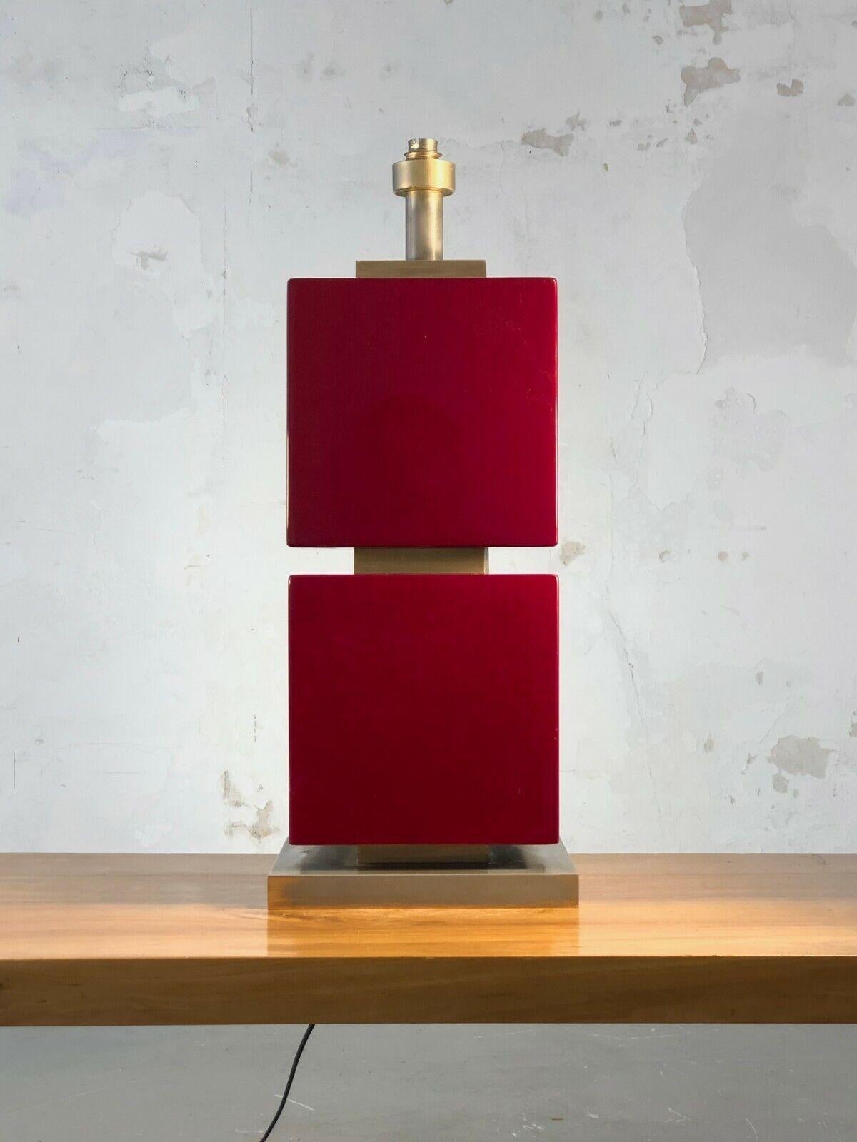 A very large and decorative table lamp (can be used as a floor lamp too), Art-Déco, Neo-Classical, Post-Modernist, with a square section base in golden metal, the body of the lamp being made of 2 large cubes in burgundy lacquered wood, topped with a