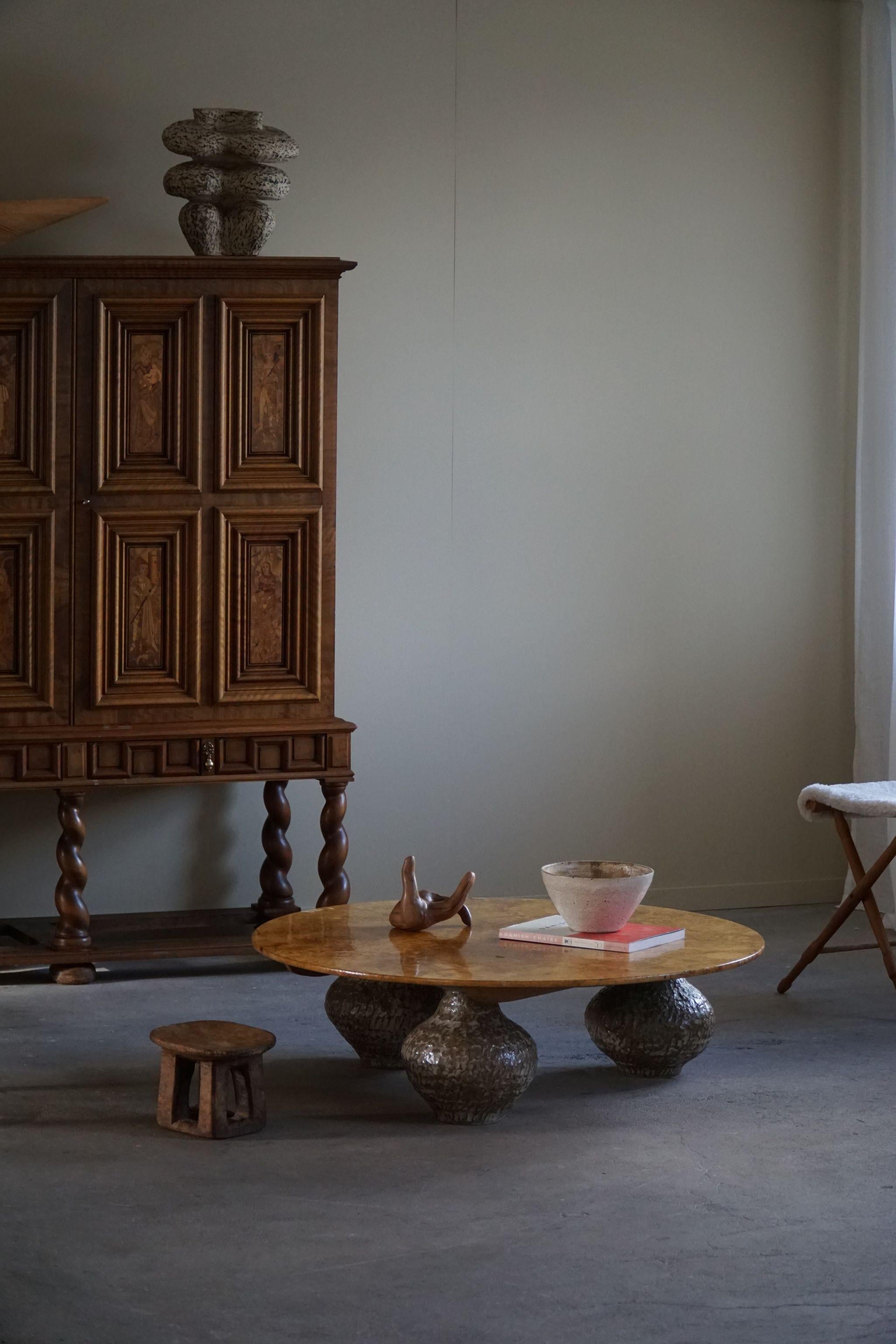 Une table ronde en loupe est née d'une Collaboration entre eliaselias & Ole Victor. L'idée est de faire un meuble fonctionnel mais surtout une œuvre d'art. La combinaison de différents matériaux - le plateau de table vintage ajoute de la chaleur et