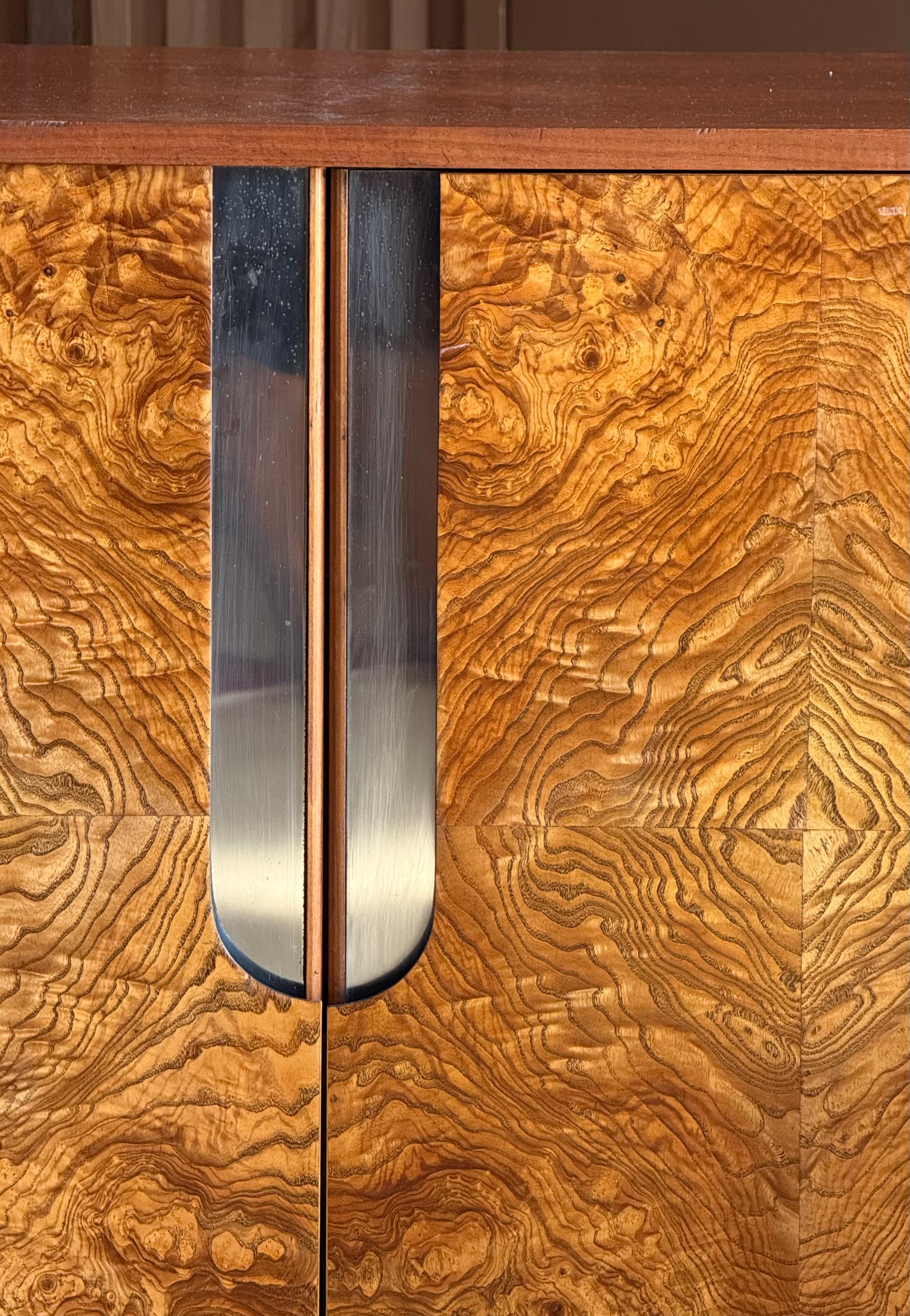 Armadio/cassettiera in legno di radica e cromo di Milo Baughman, circa 1970 in vendita 3