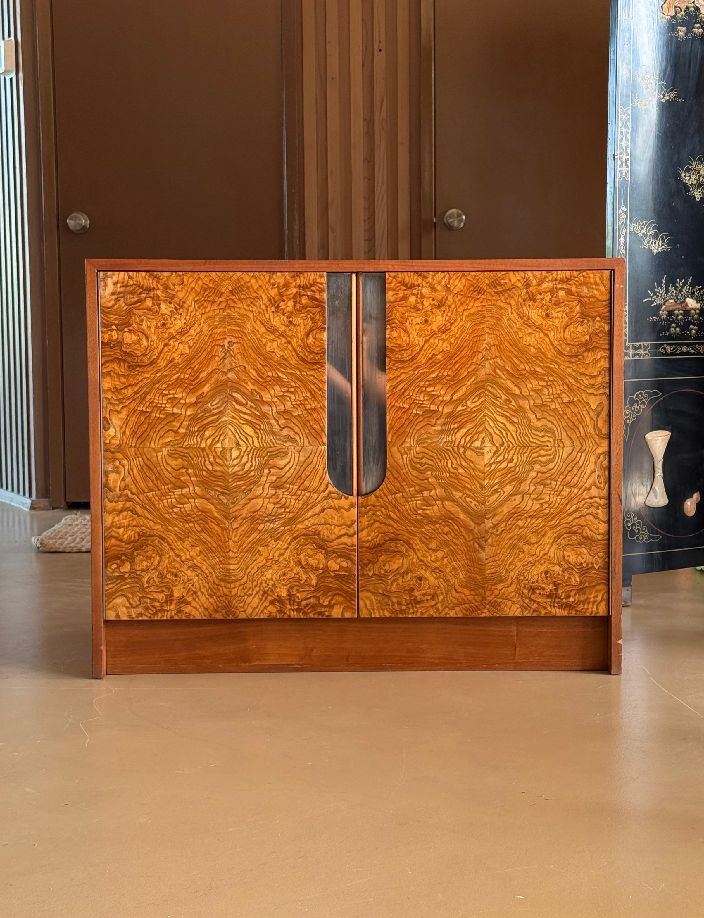 Armadio/cassettiera in legno di radica e cromo di Milo Baughman, circa 1970 in vendita 4