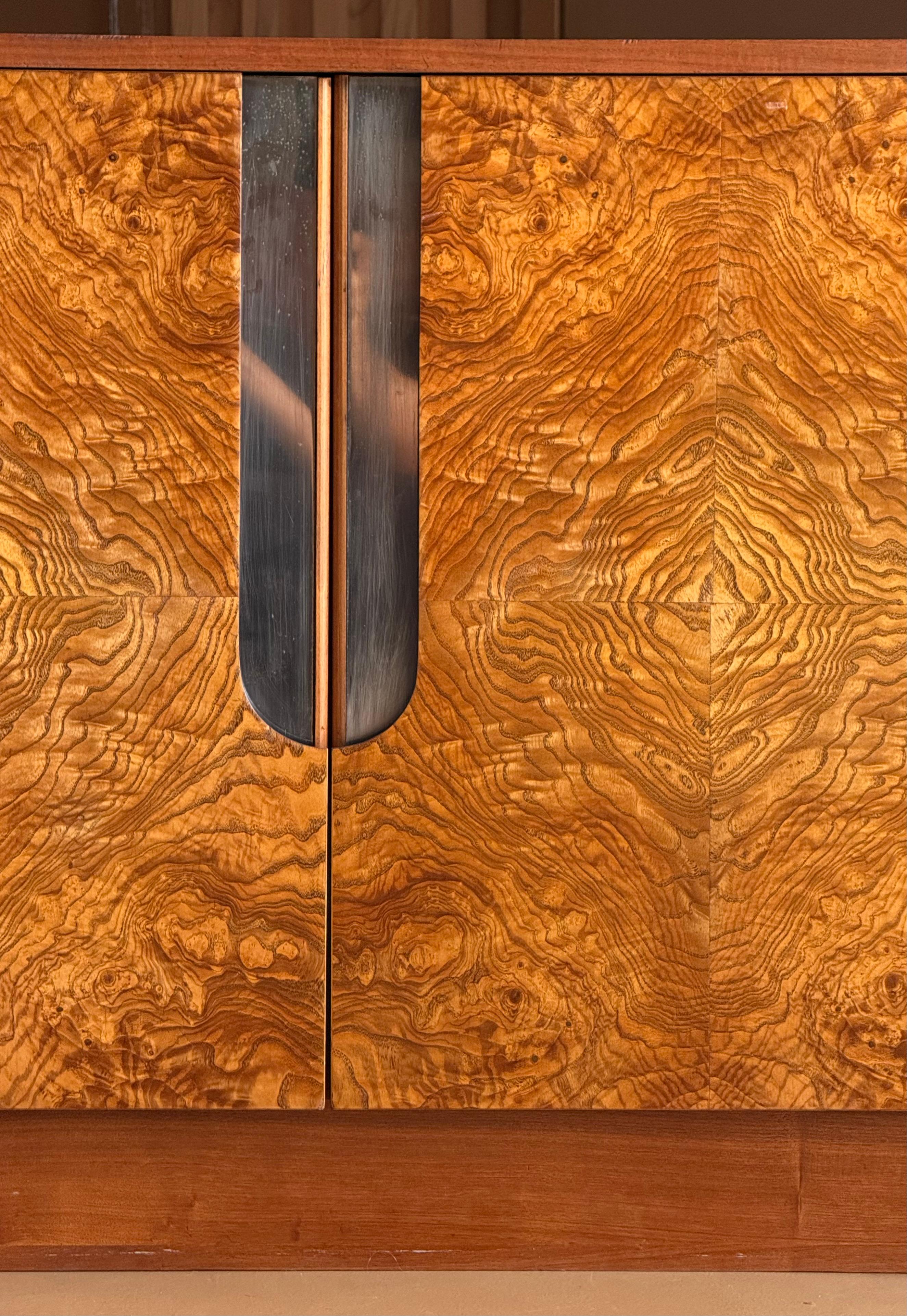 Armadio/cassettiera in legno di radica e cromo di Milo Baughman, circa 1970 in vendita 5