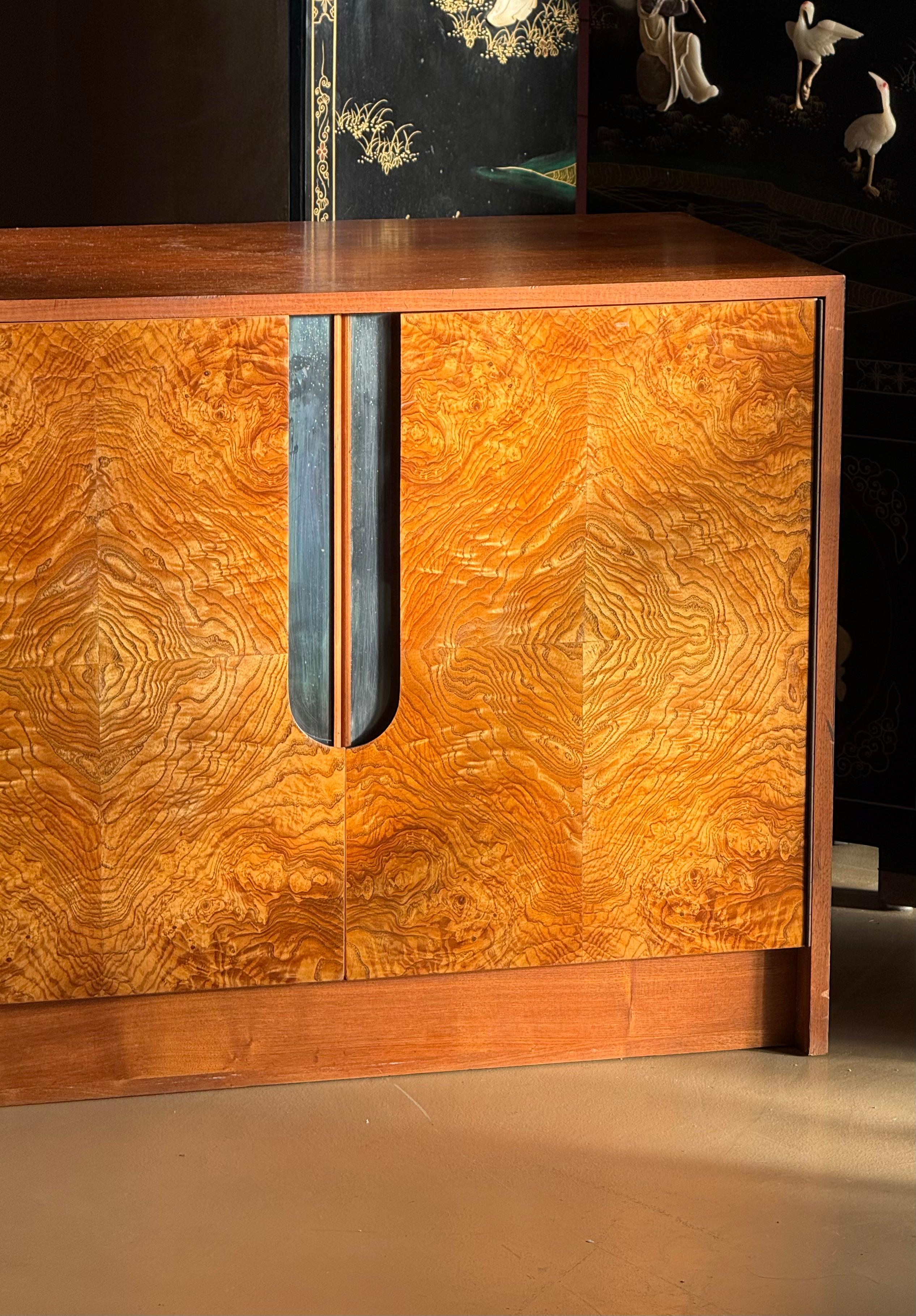 Armadio/cassettiera in legno di radica e cromo di Milo Baughman, circa 1970 in vendita 8